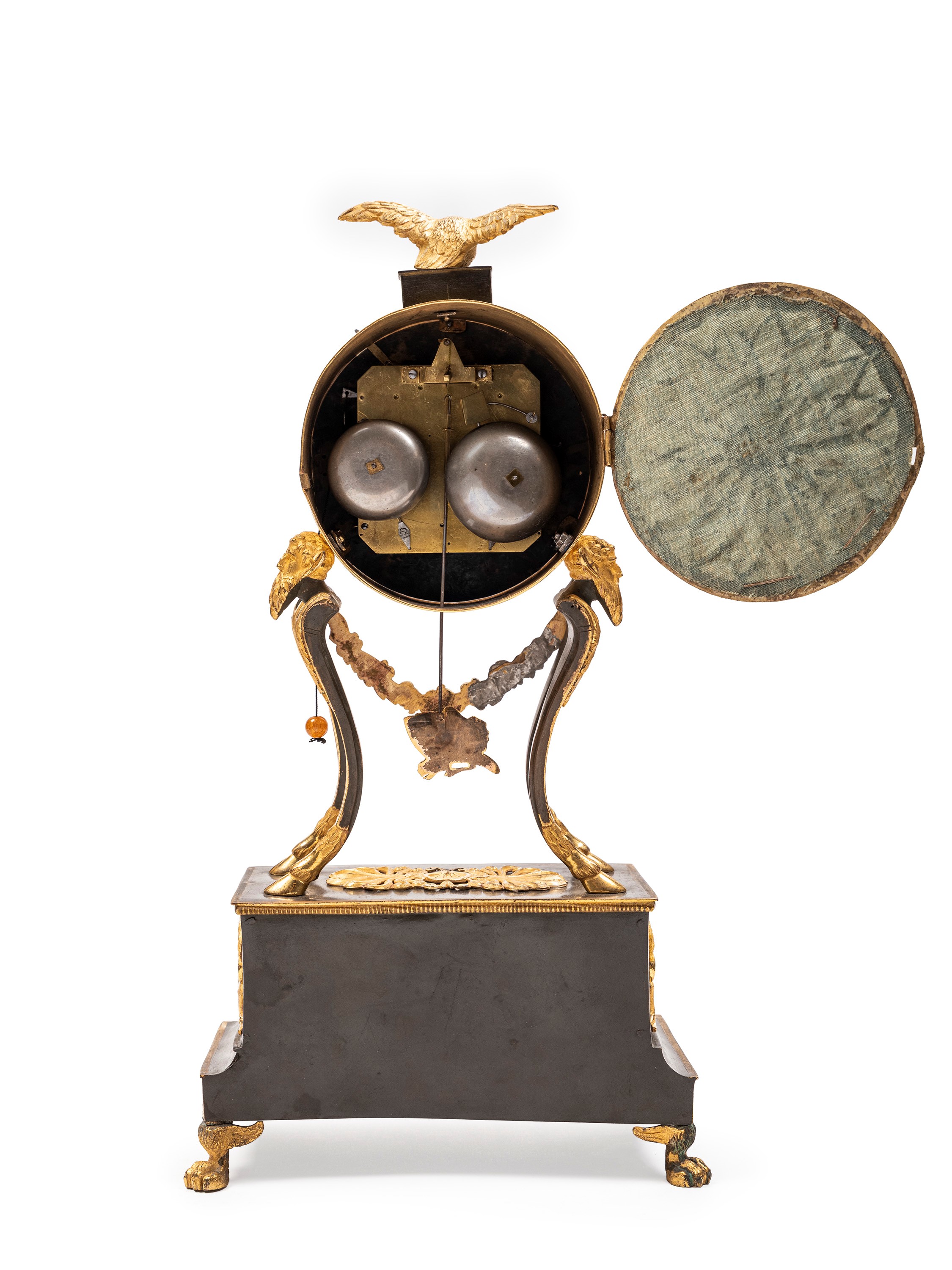 Pendola viennese, cassa in bronzo dorato e brunito con quadrante in porcellana, Vienna, XVIII sec...