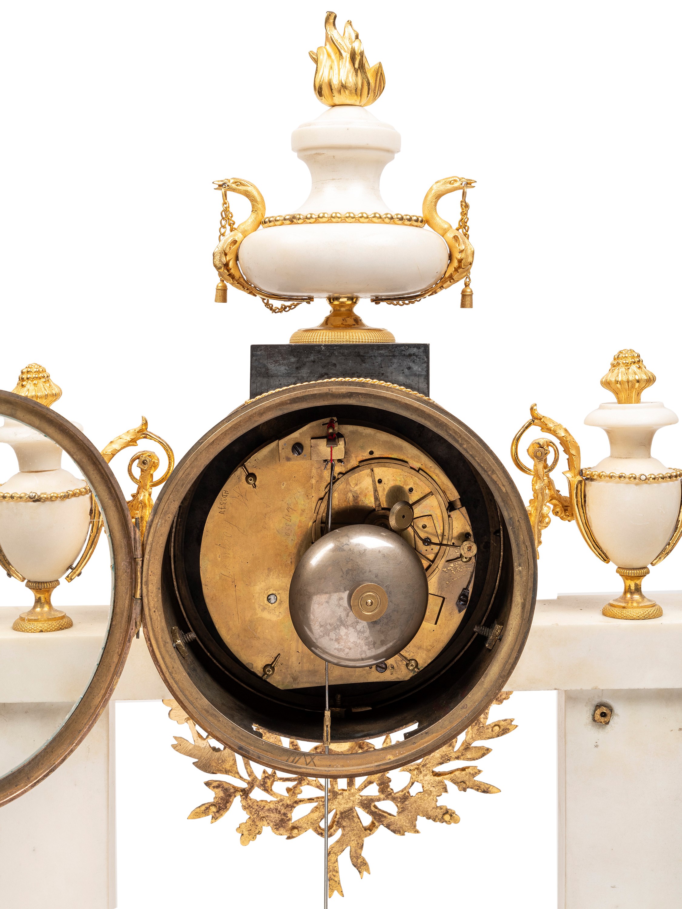 Orologio a portico Luigi XVI, Pendola in marmo bianco e nero con bronzi dorati (Parigi, 1780)