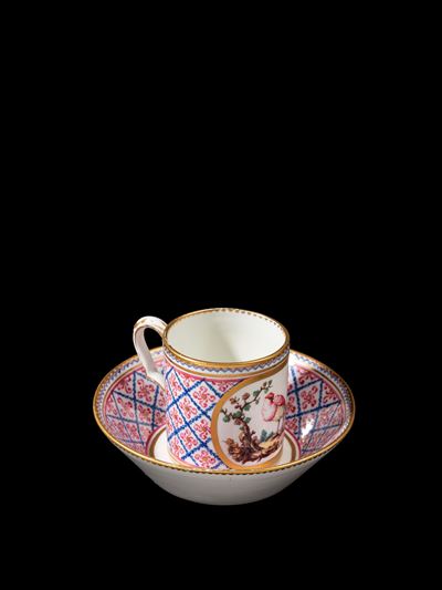 Sevres (XVIII secolo), Tazzina con piattino in porcellana decorata a policromia