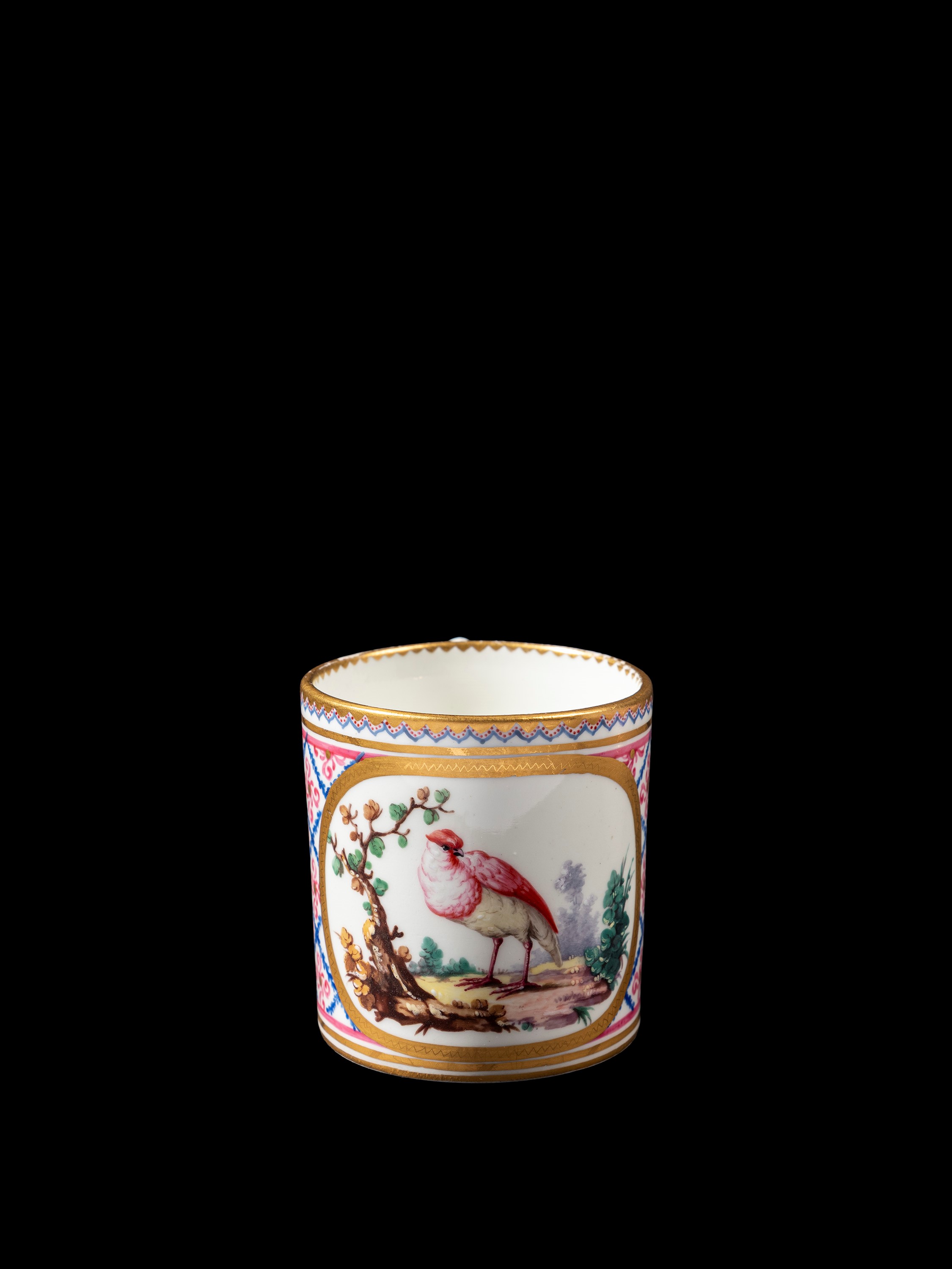 Sevres (XVIII secolo), Tazzina con piattino in porcellana decorata a policromia