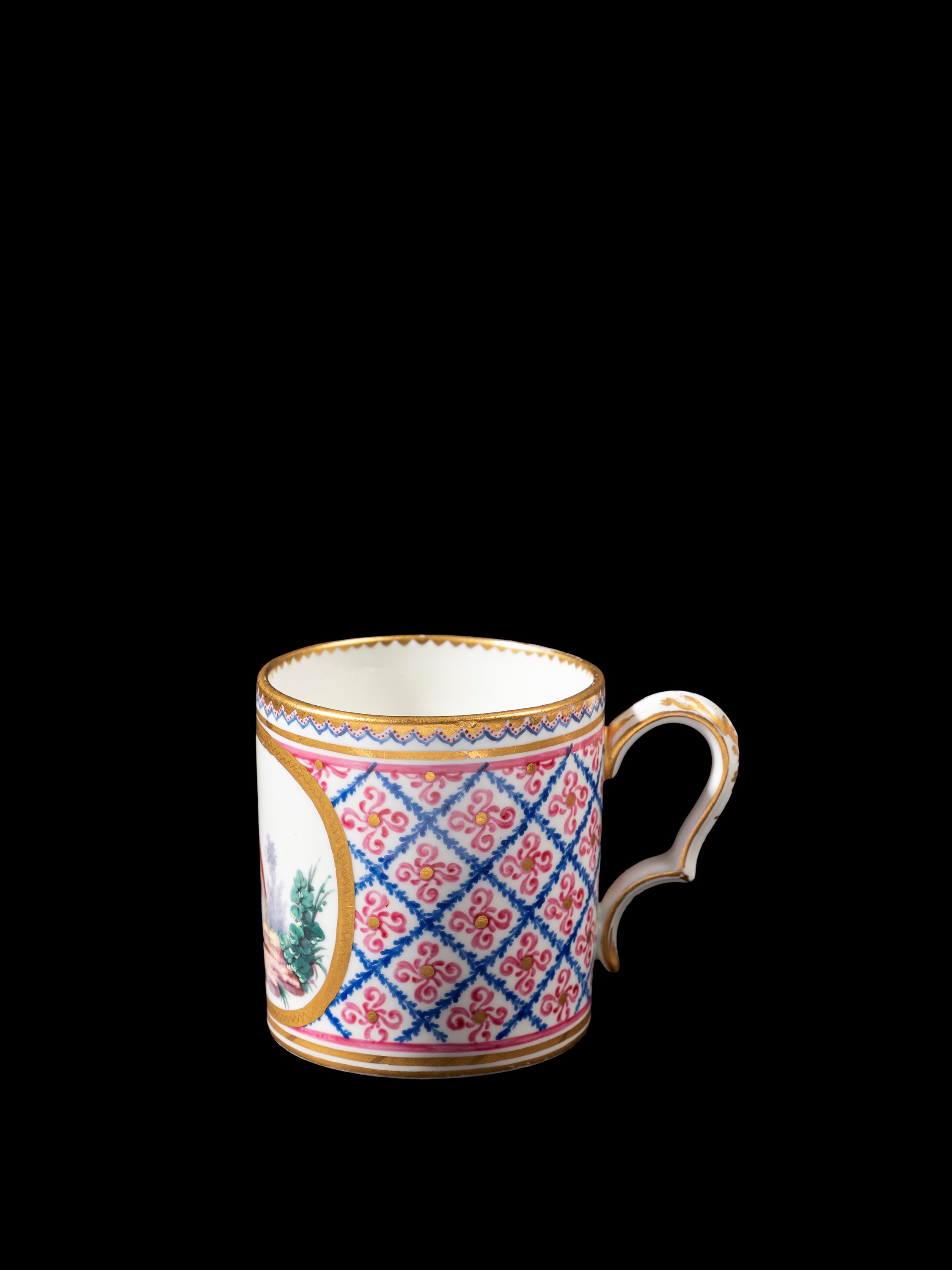 Sevres (XVIII secolo), Tazzina con piattino in porcellana decorata a policromia