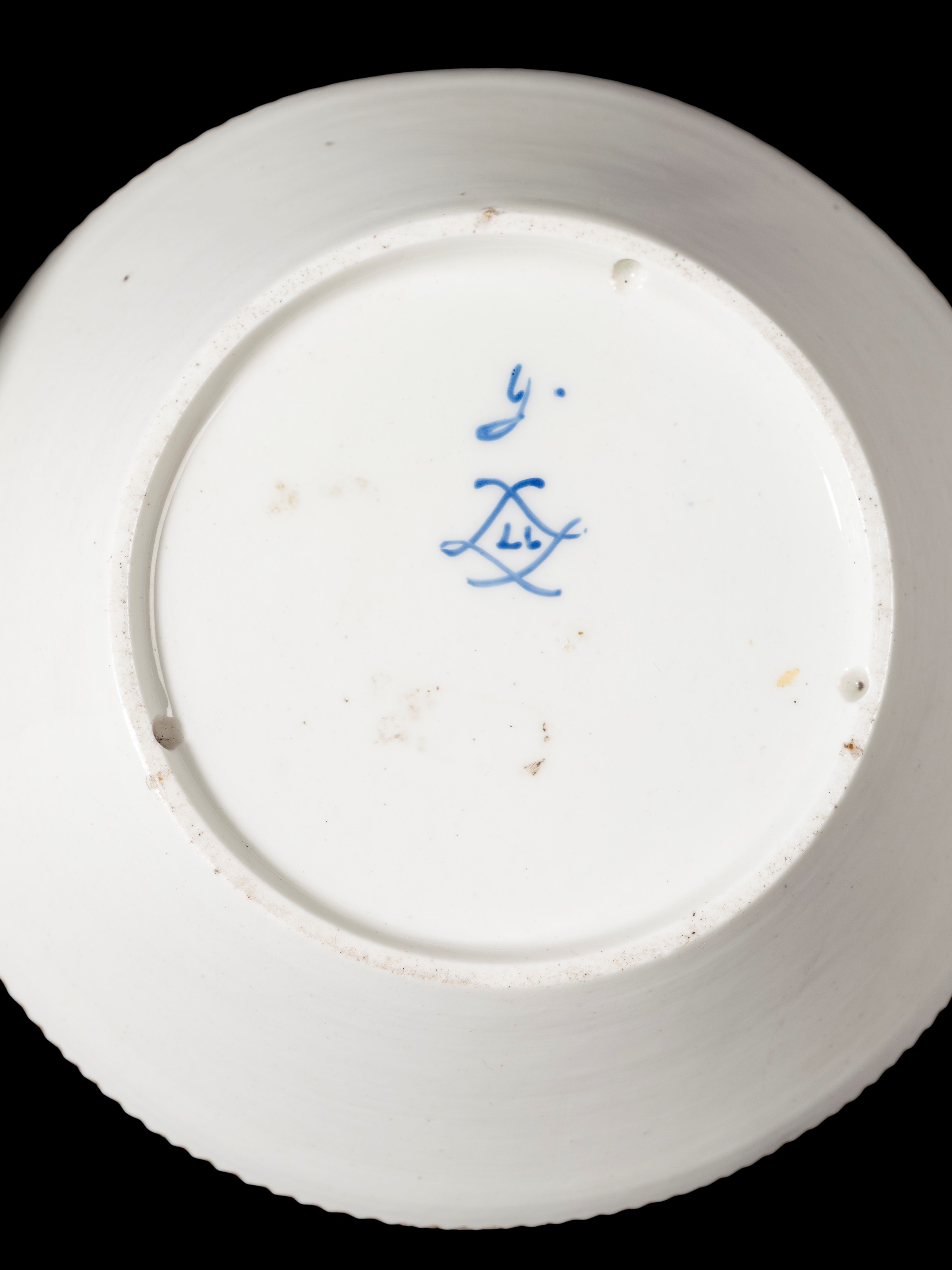 Sevres (XVIII secolo), Tazzina con piattino in porcellana decorata a policromia