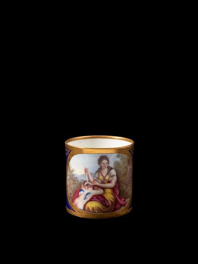 Sevres, Tazzina in porcellana blu cobalto con decorazioni in oro e scena con Cupido