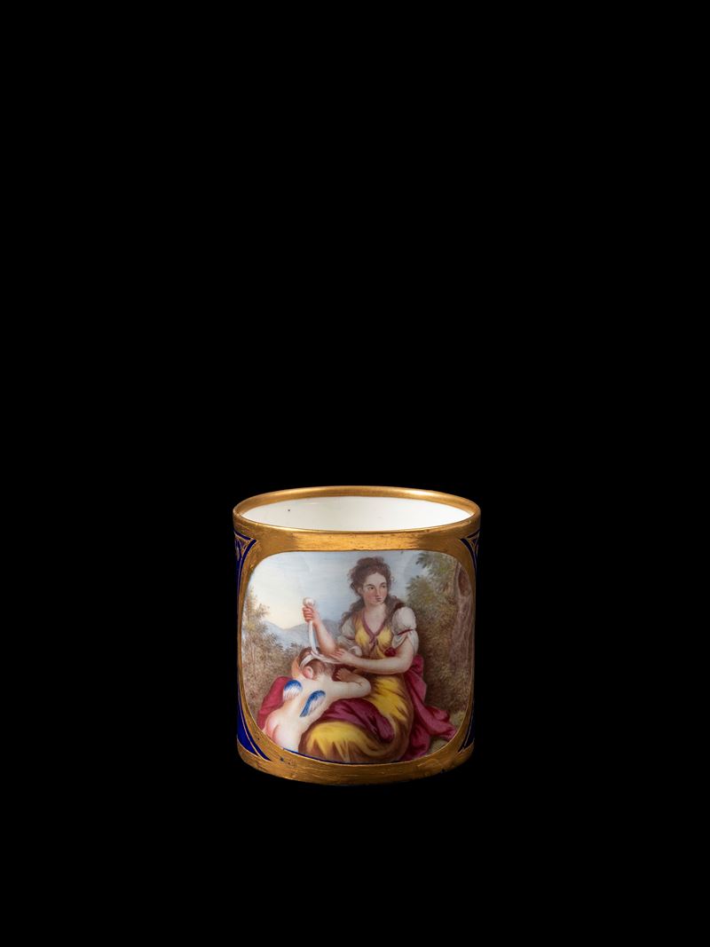 Sevres, Tazzina in porcellana blu cobalto con decorazioni in oro e scena con Cupido