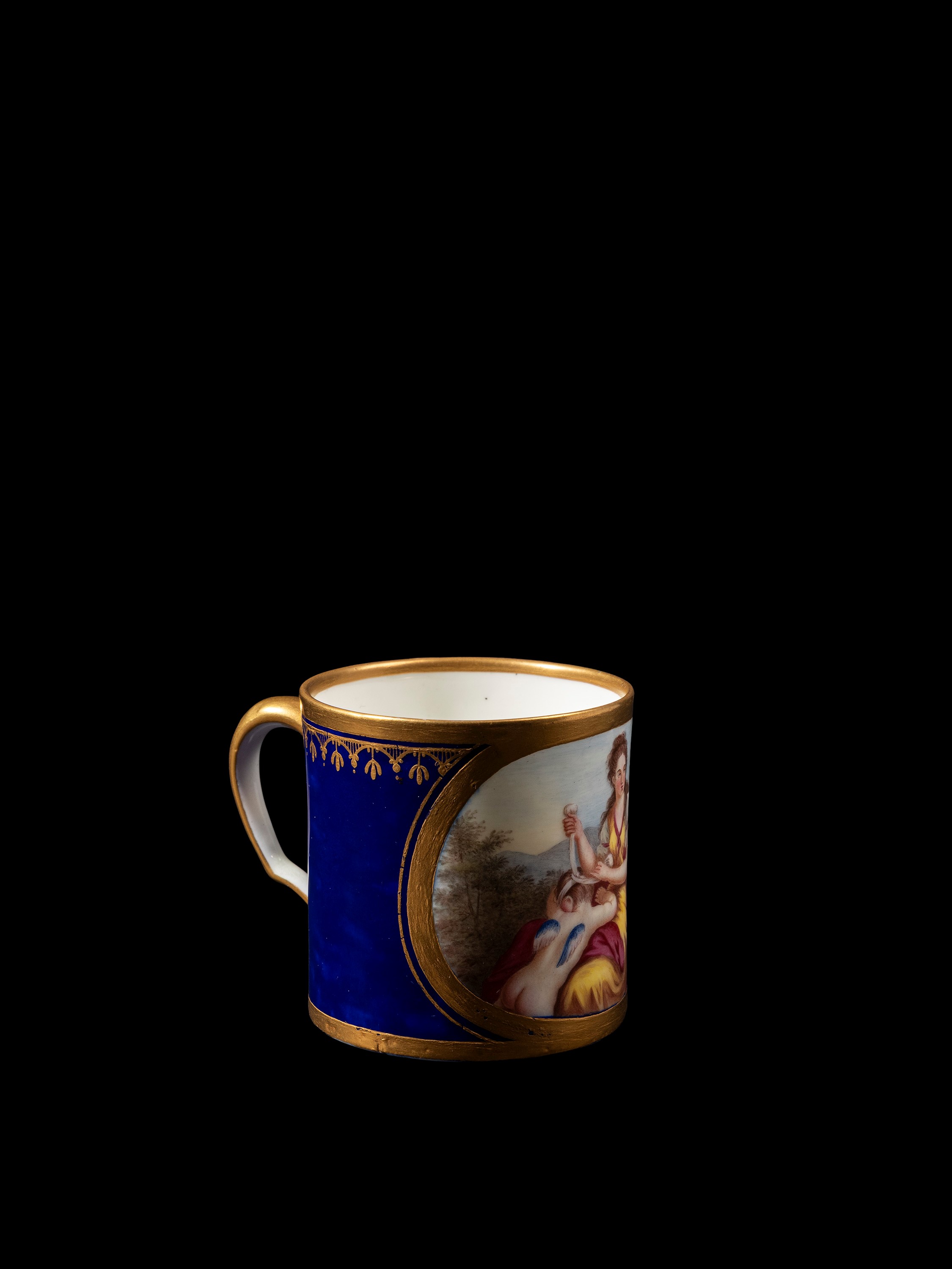 Sevres, Tazzina in porcellana blu cobalto con decorazioni in oro e scena con Cupido
