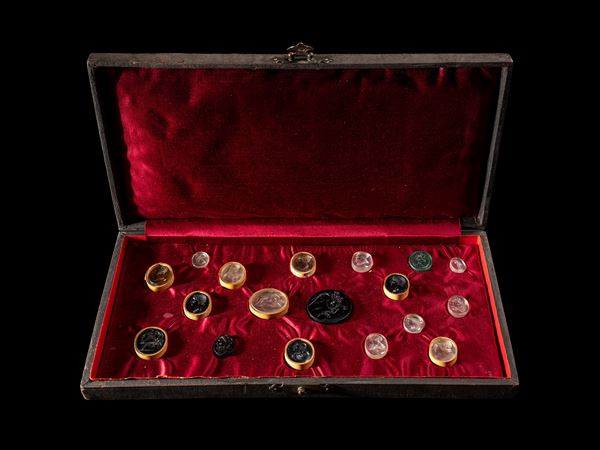 COMPOSIZIONE DI CAMMEI IN VETRO