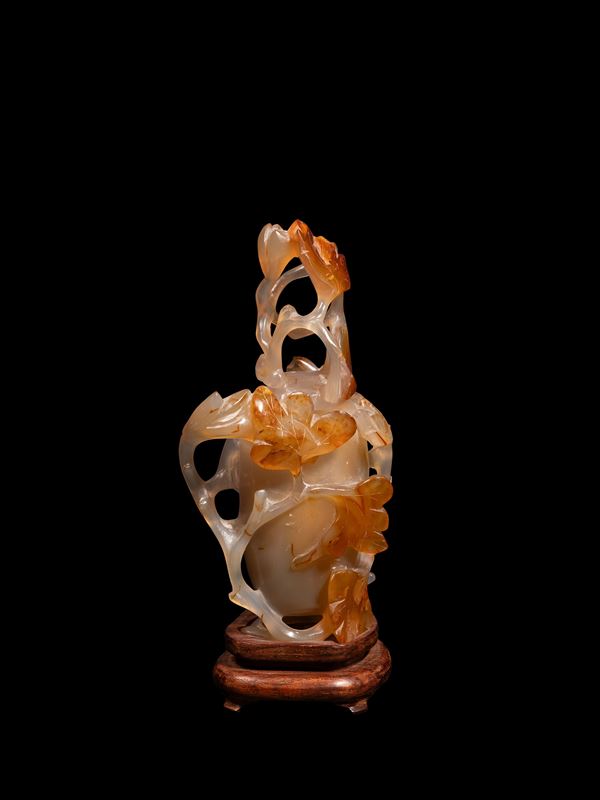 AN AGATE VASE