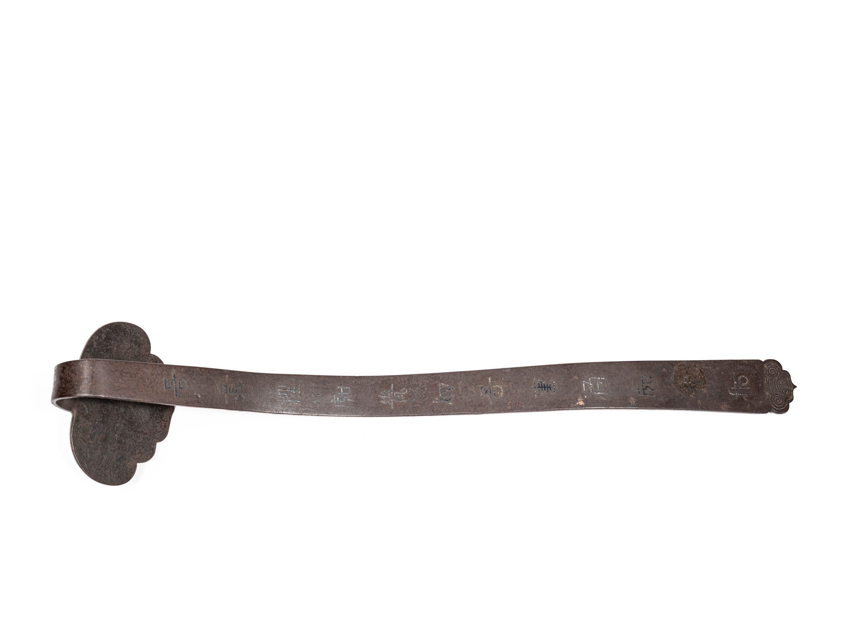 Cina, dinastia Qing (1644-1911), Scettro in ferro intarsiato in argento con decorazione a ruyi e ...