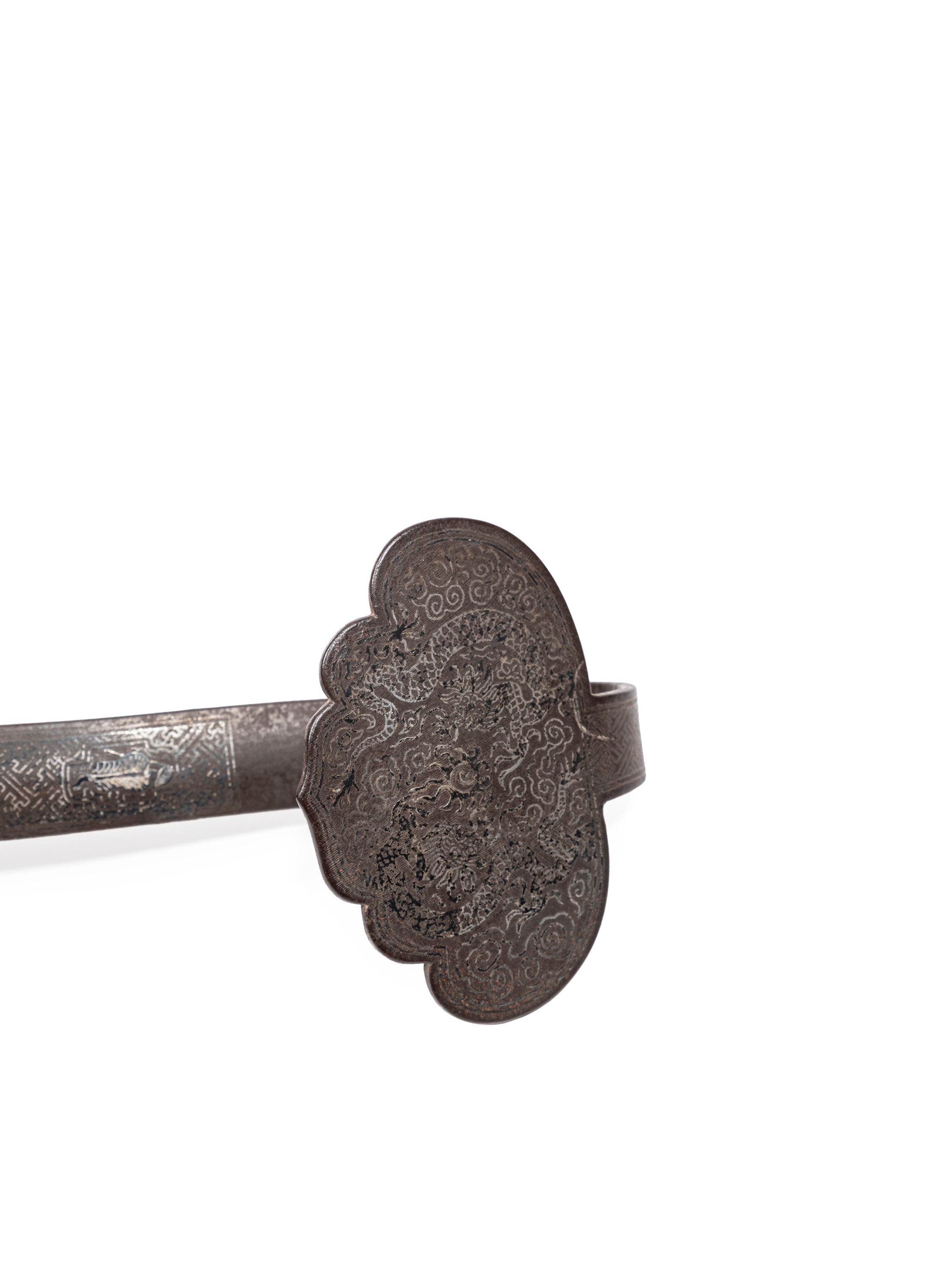 Cina, dinastia Qing (1644-1911), Scettro in ferro intarsiato in argento con decorazione a ruyi e ...