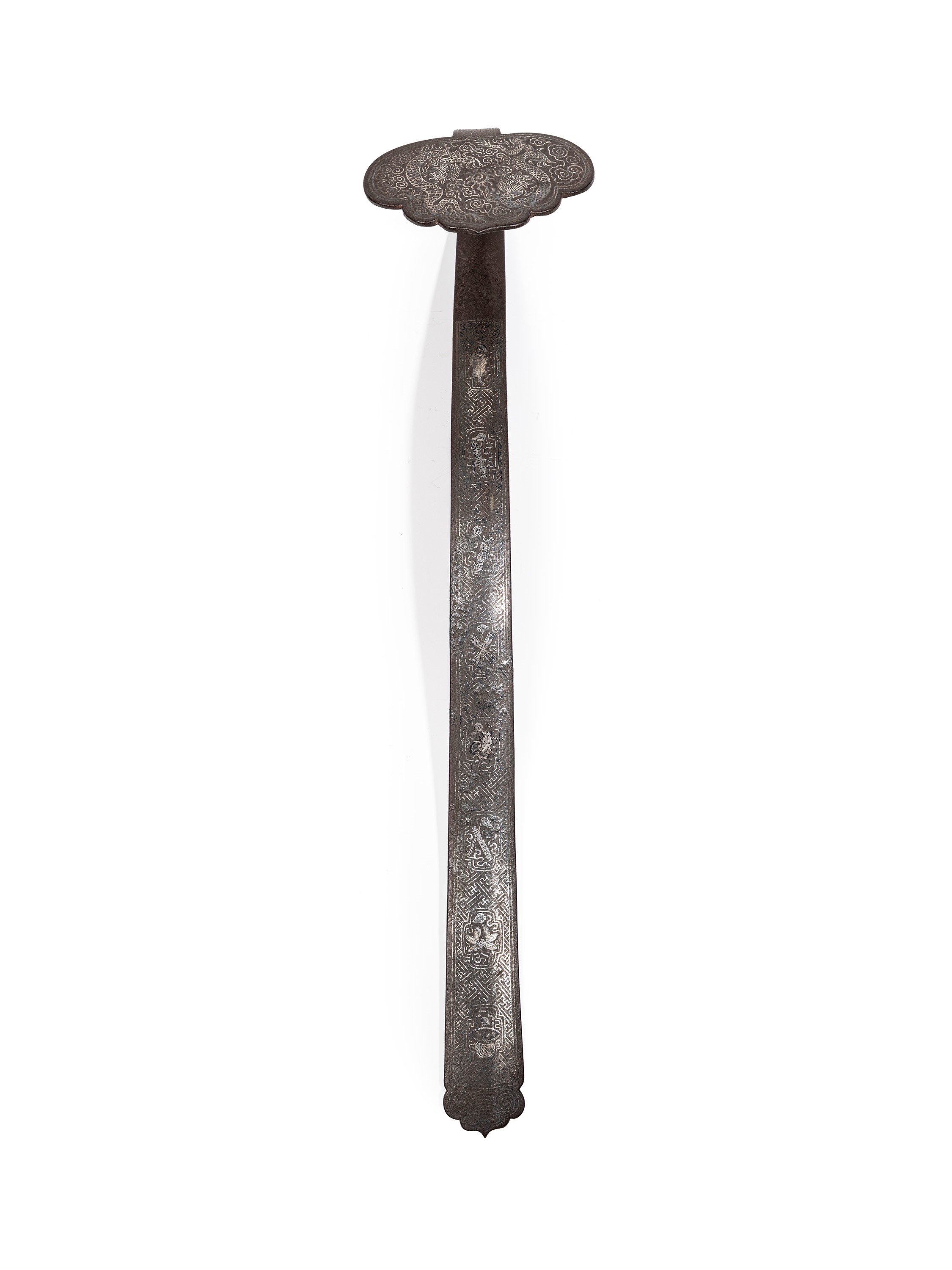 Cina, dinastia Qing (1644-1911), Scettro in ferro intarsiato in argento con decorazione a ruyi e ...
