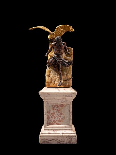 Francia, fine XIX secolo, Prometeo incatenato, bronzo a patina scura su piedistallo in scagliola