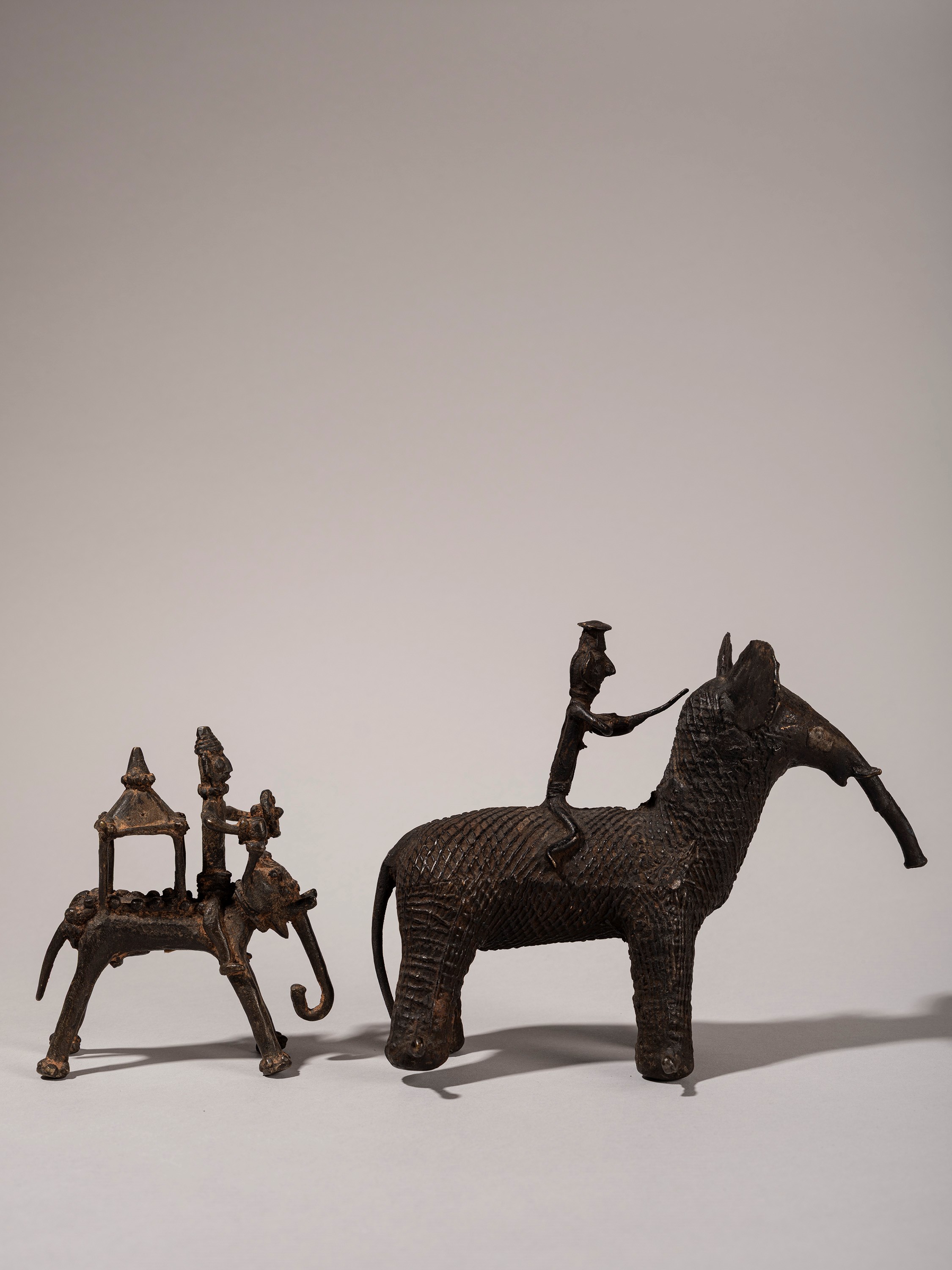 LOTTO COMPOSTO DA DUE SCULTURE IN BRONZO KOND
