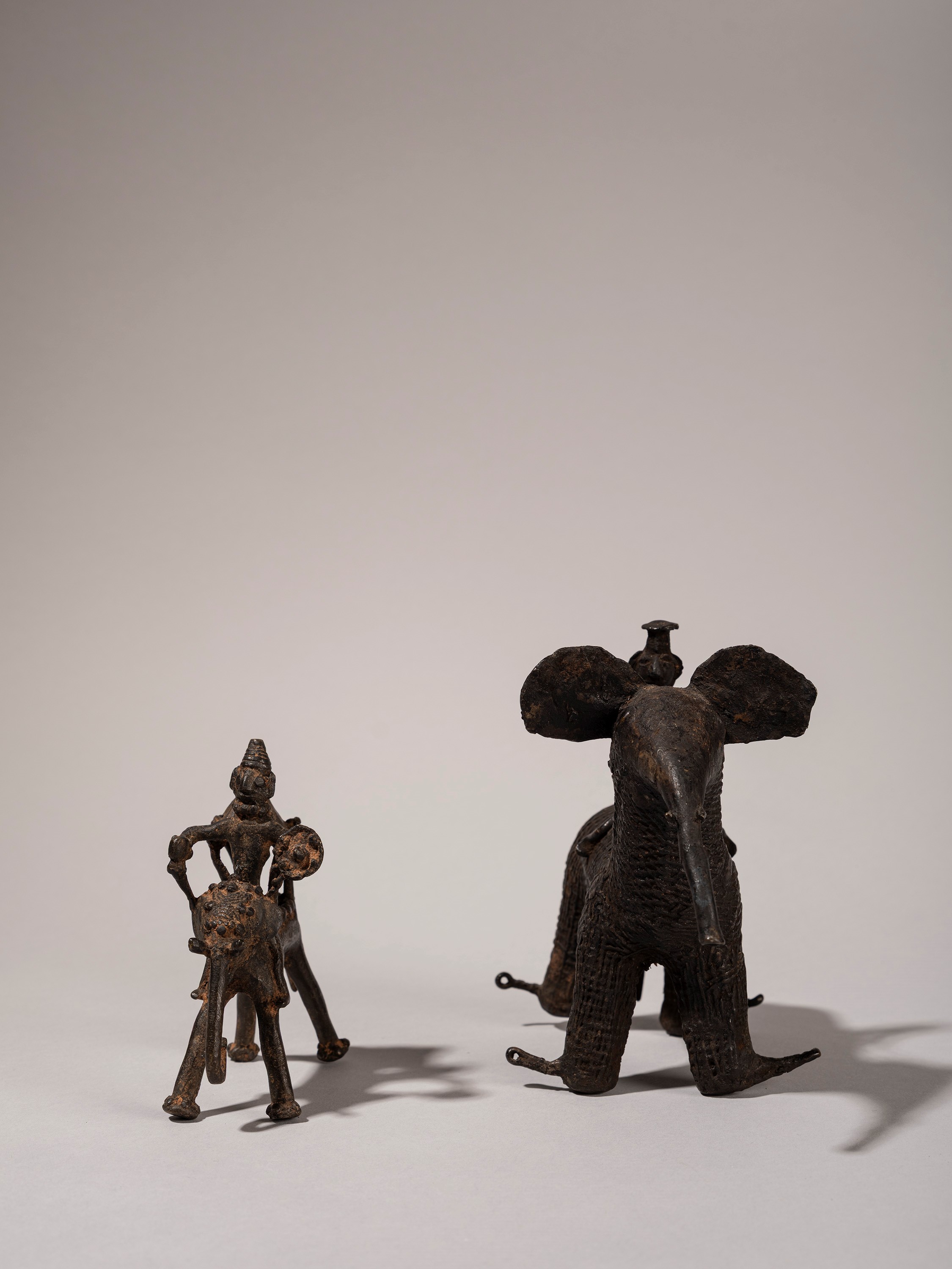 LOTTO COMPOSTO DA DUE SCULTURE IN BRONZO KOND