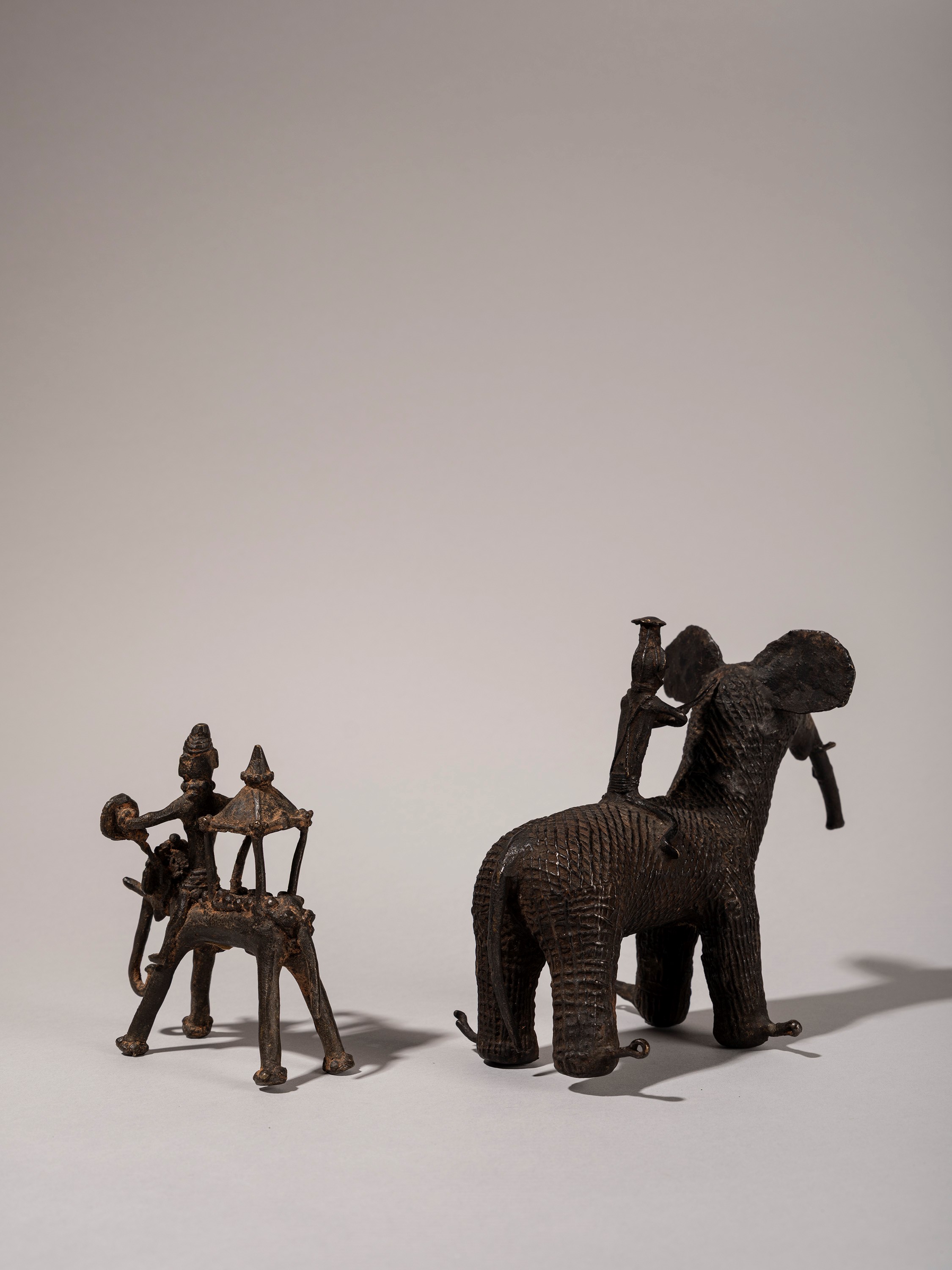 LOTTO COMPOSTO DA DUE SCULTURE IN BRONZO KOND