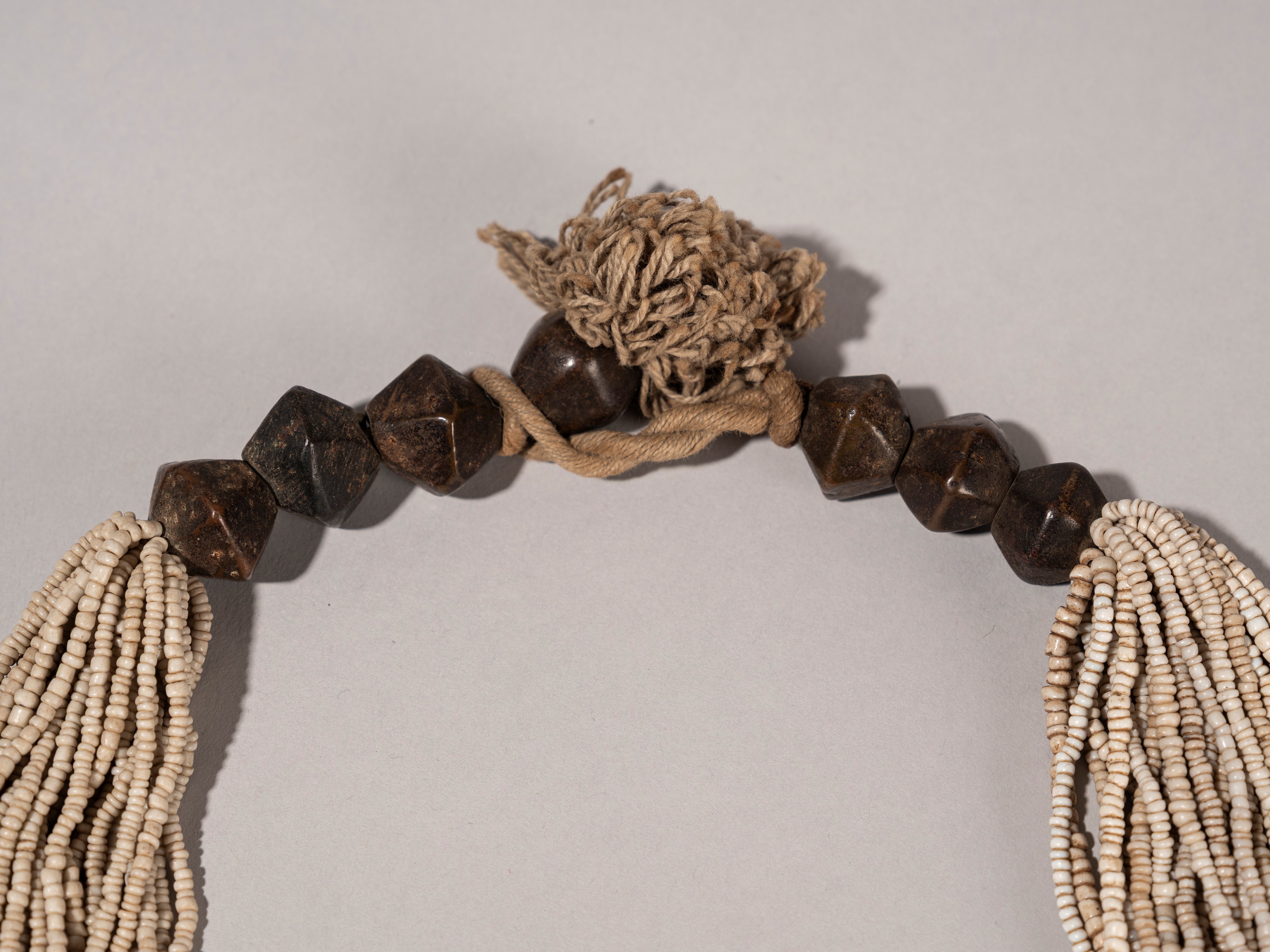 Collana tribale, perle in ottone e paste vitree, India (metà XX secolo)