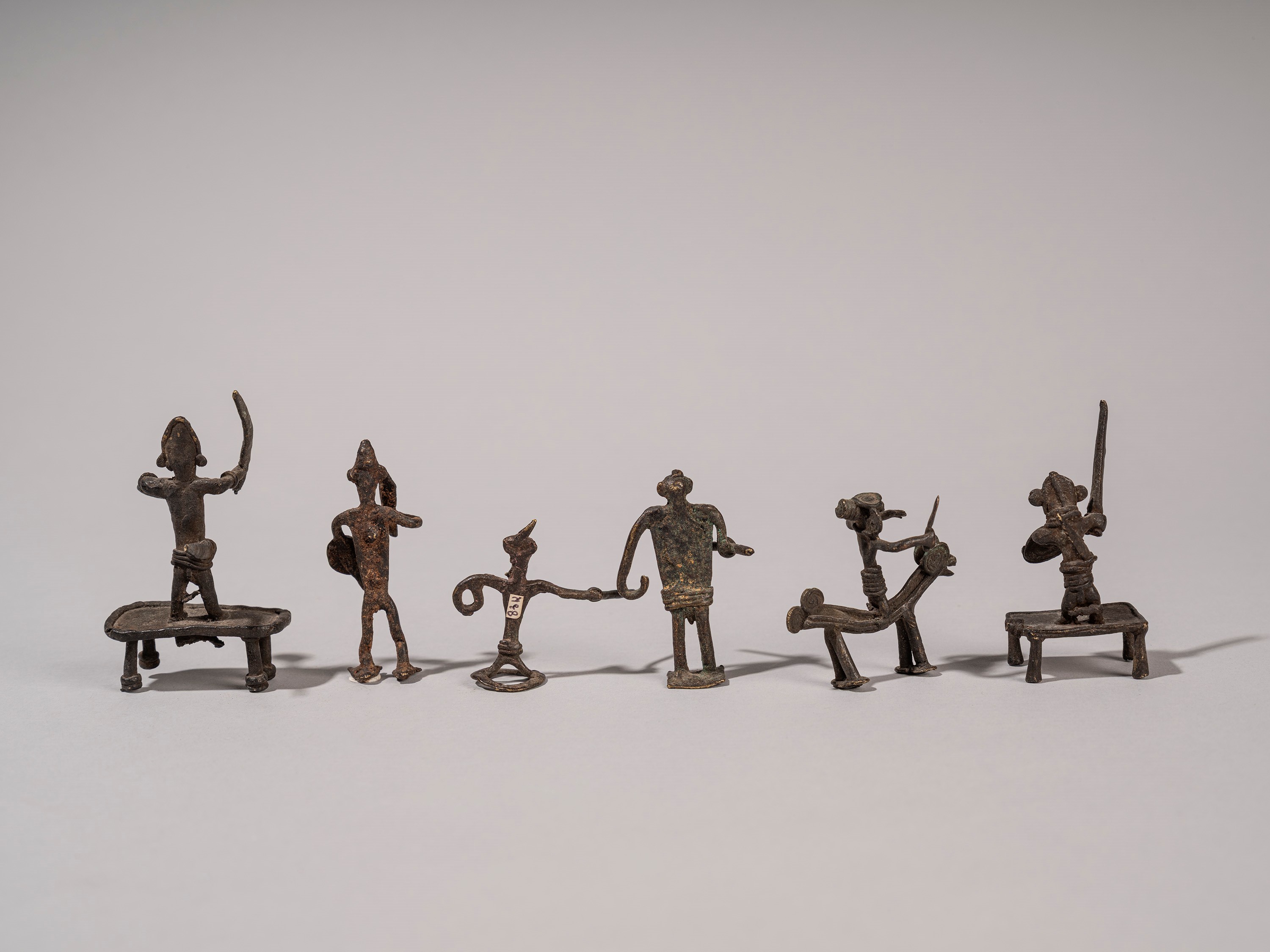 LOTTO COMPOSTO DA SEI FIGURE IN BRONZO