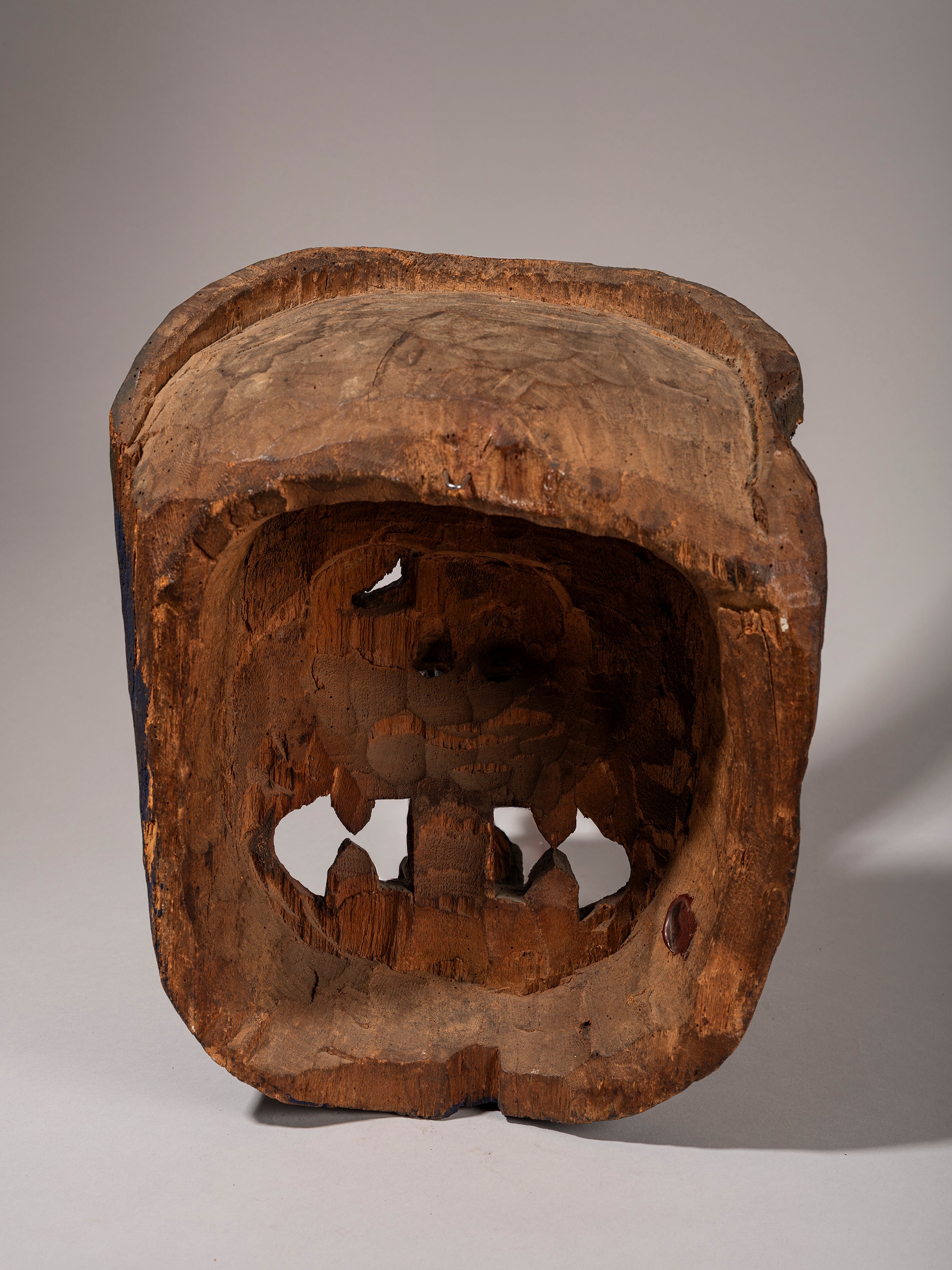 MASCHERA DA CERIMONIA IN LEGNO POLICROMO