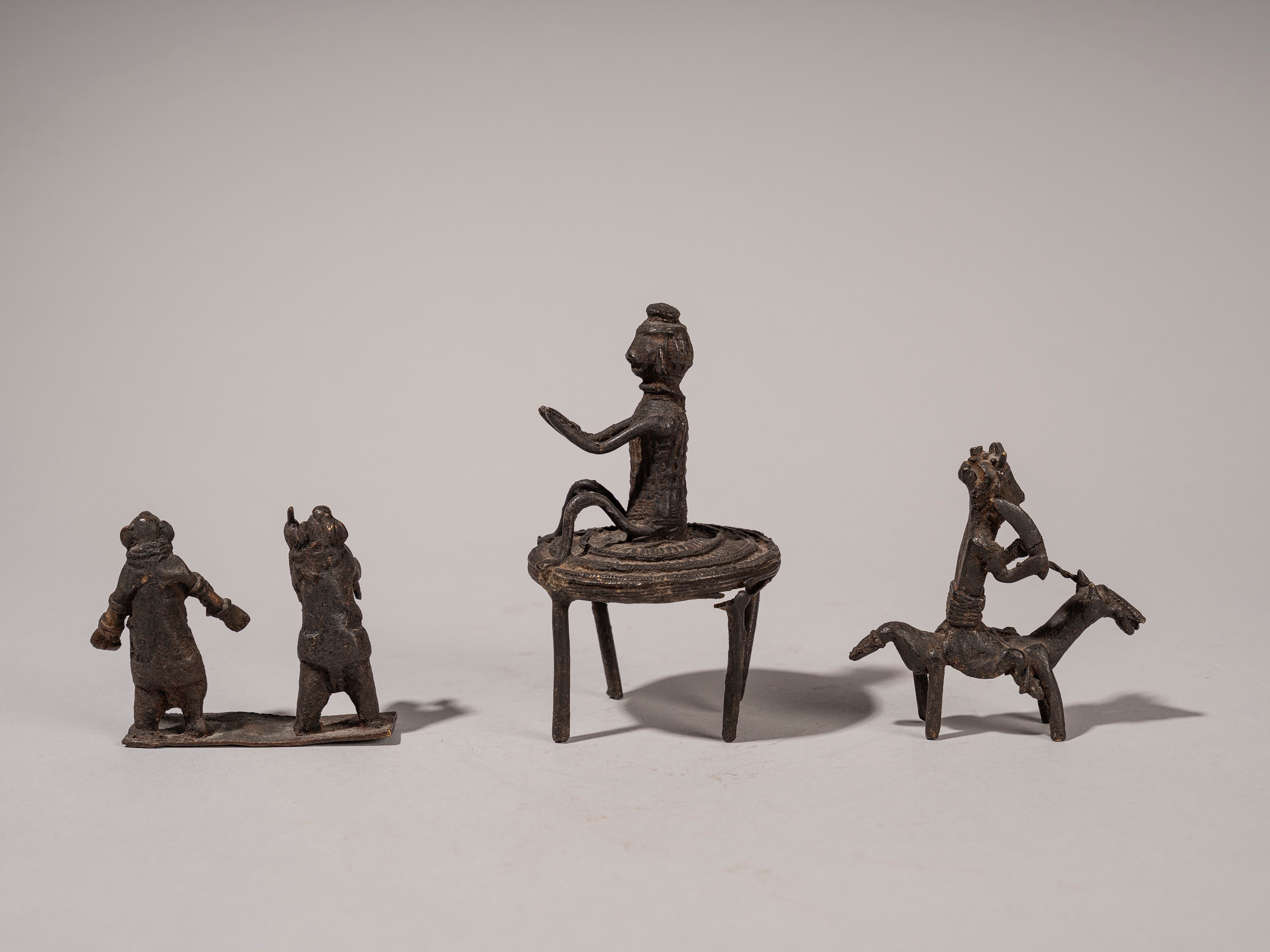 LOTTO COMPOSTO DA TRE SCULTURE KOND IN BRONZO