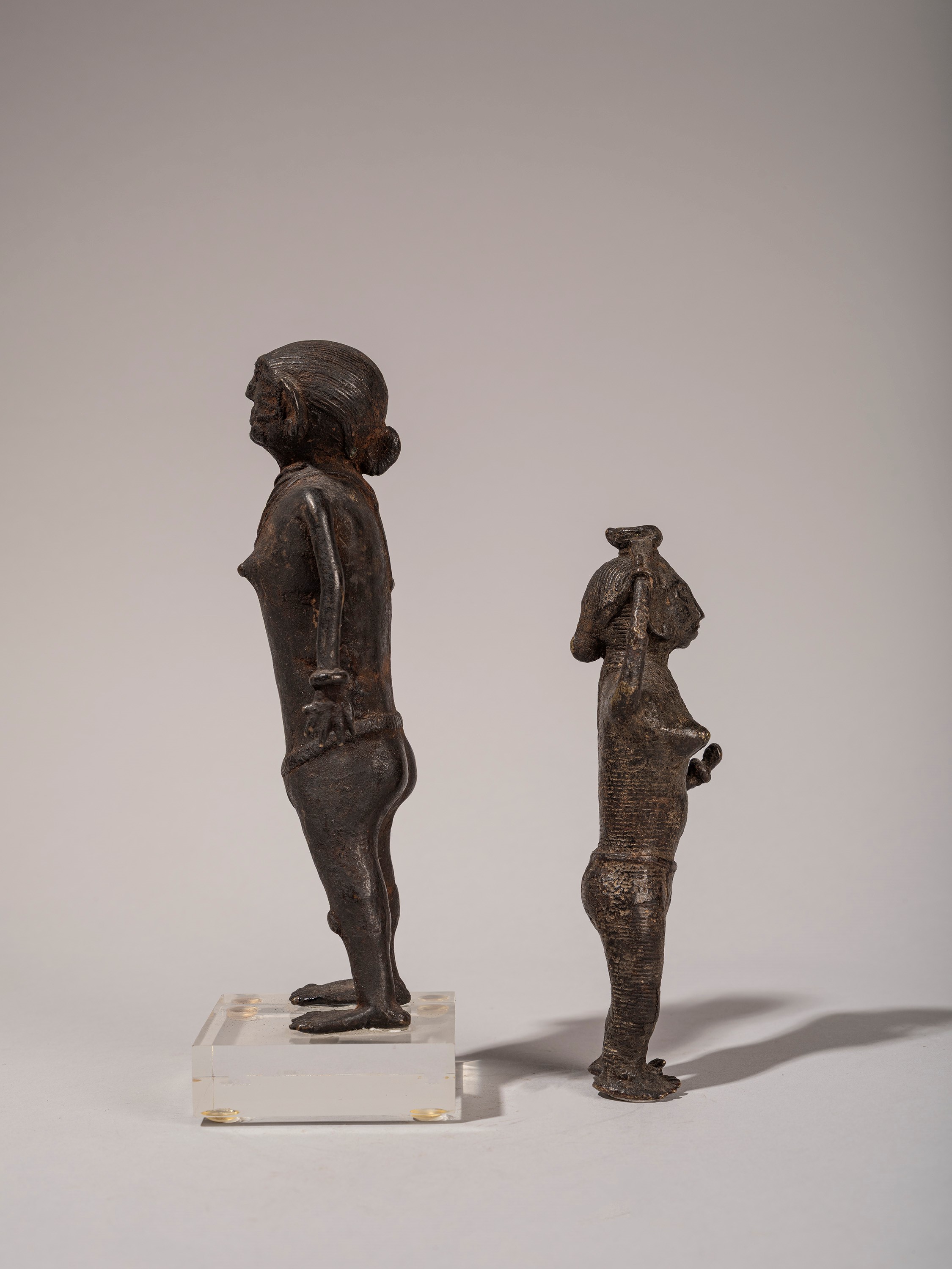 LOTTO COMPOSTO DA DUE FIGURE IN BRONZO KOND