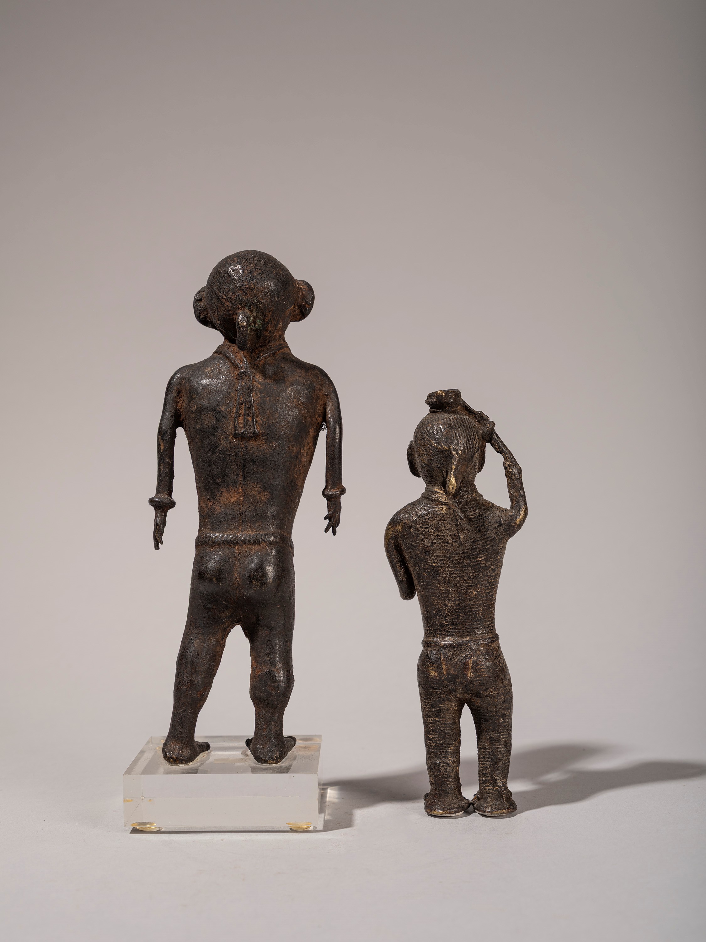 LOTTO COMPOSTO DA DUE FIGURE IN BRONZO KOND