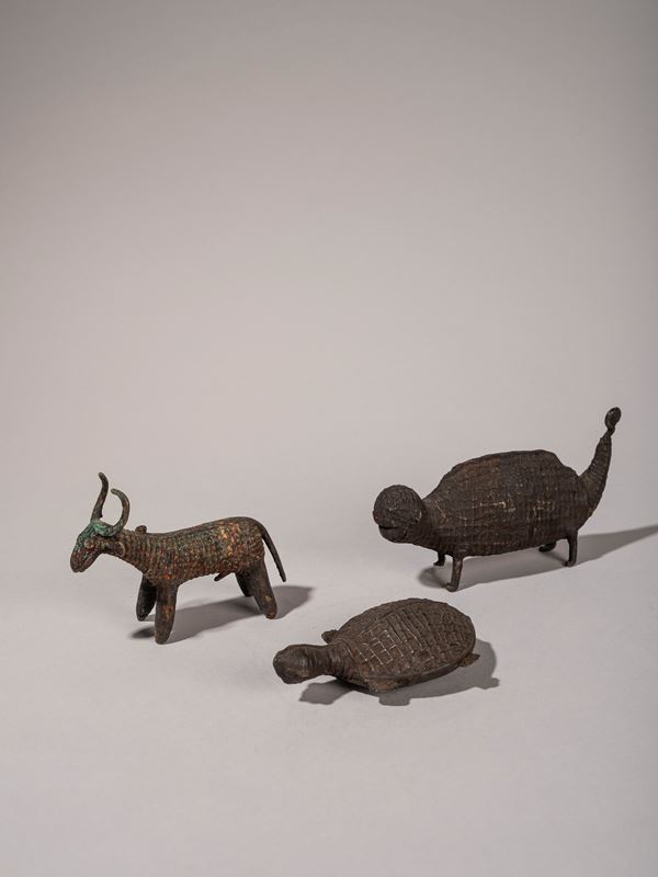 LOTTO COMPOSTO DA TRE FIGURE ZOOMORFE IN BRONZO KOND