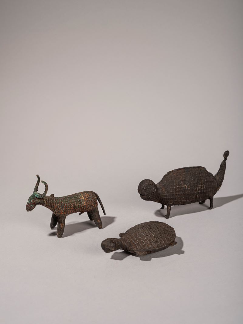 LOTTO COMPOSTO DA TRE FIGURE ZOOMORFE IN BRONZO KOND