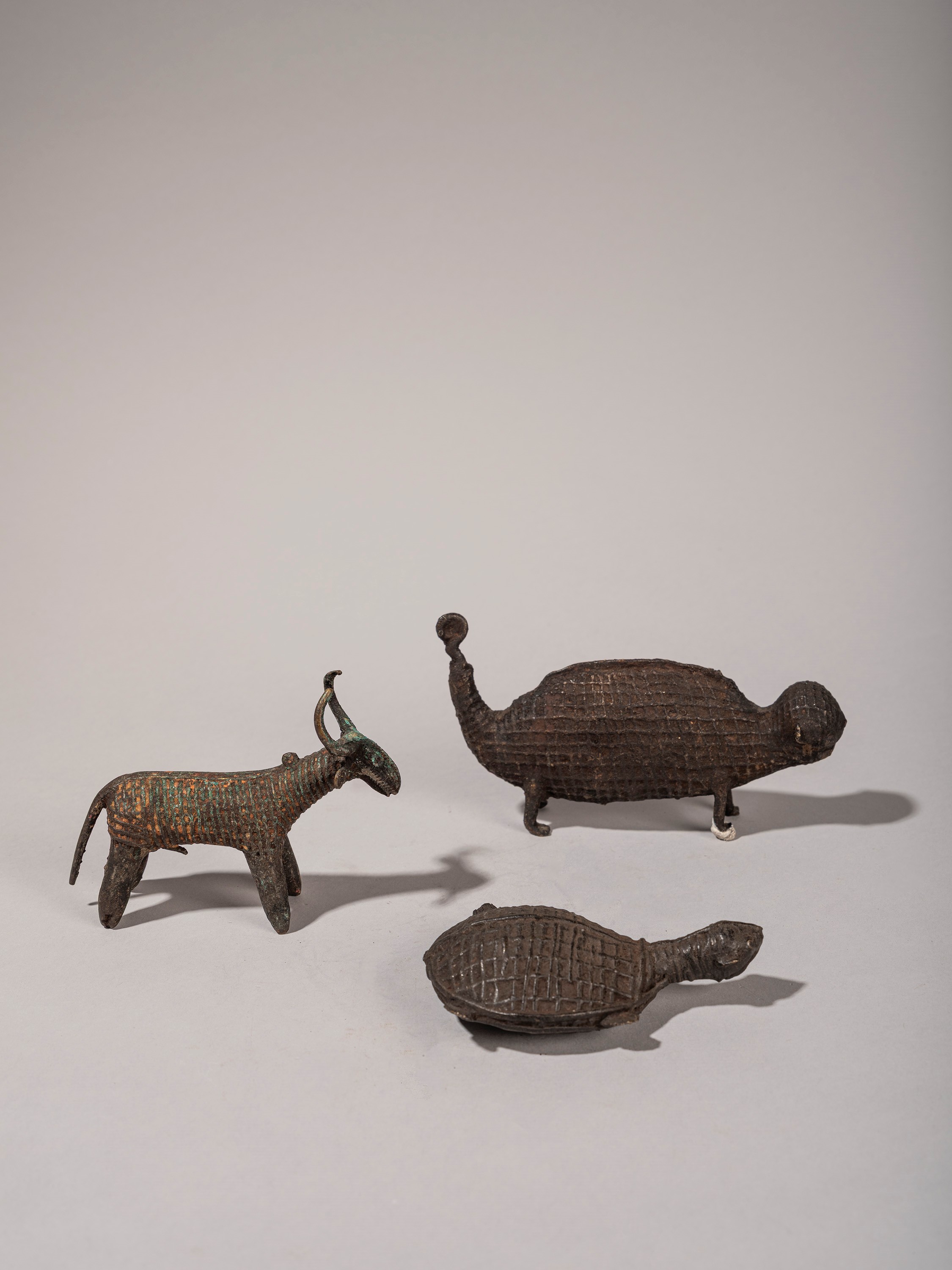 LOTTO COMPOSTO DA TRE FIGURE ZOOMORFE IN BRONZO KOND