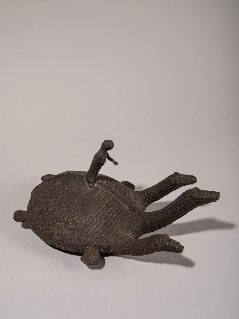 FIGURA TRICEFALA IN BRONZO KOND RAFFIGURANTE TARTARUGA CON FIGURA SUL DORSO