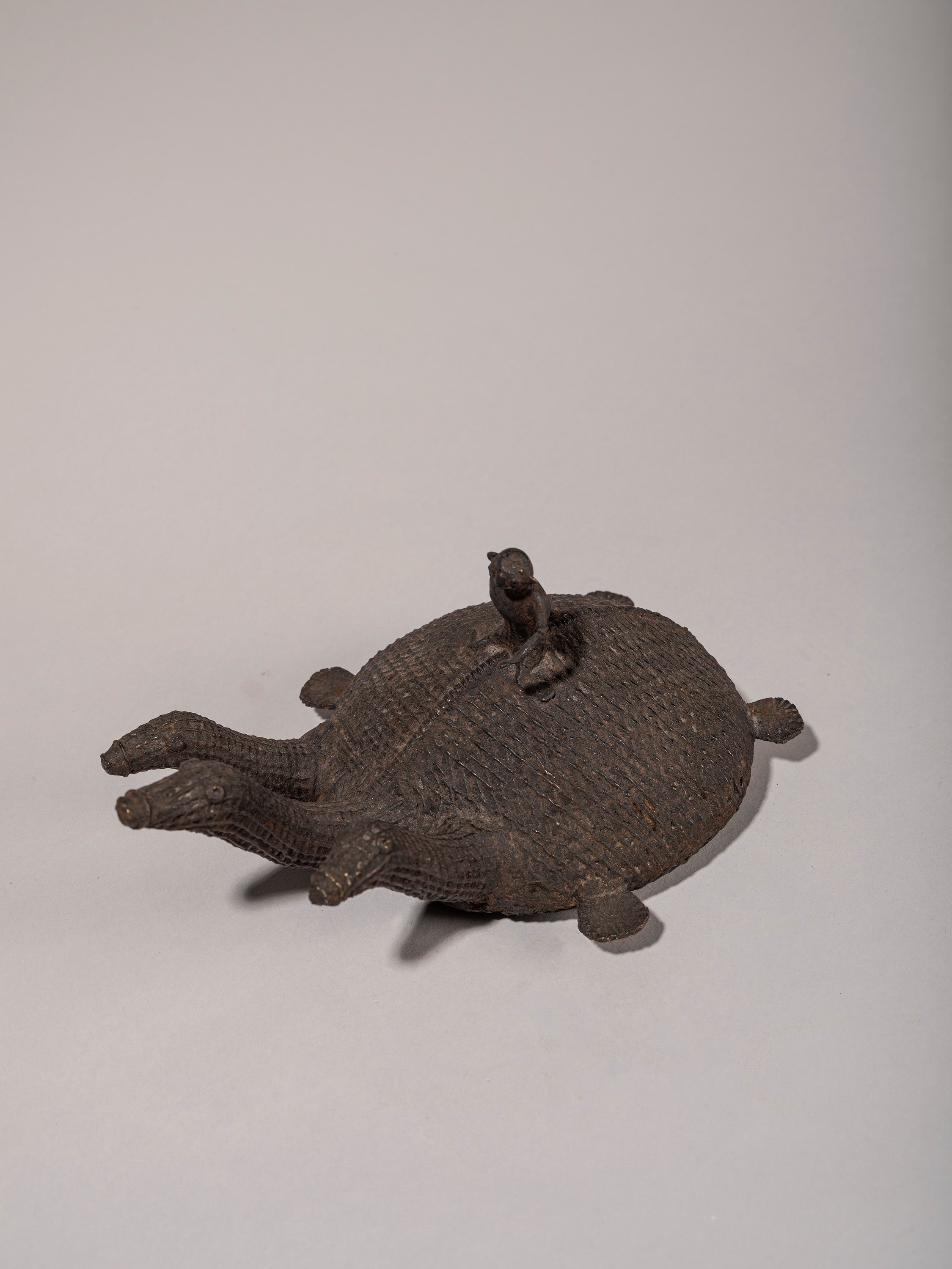 FIGURA TRICEFALA IN BRONZO KOND RAFFIGURANTE TARTARUGA CON FIGURA SUL DORSO