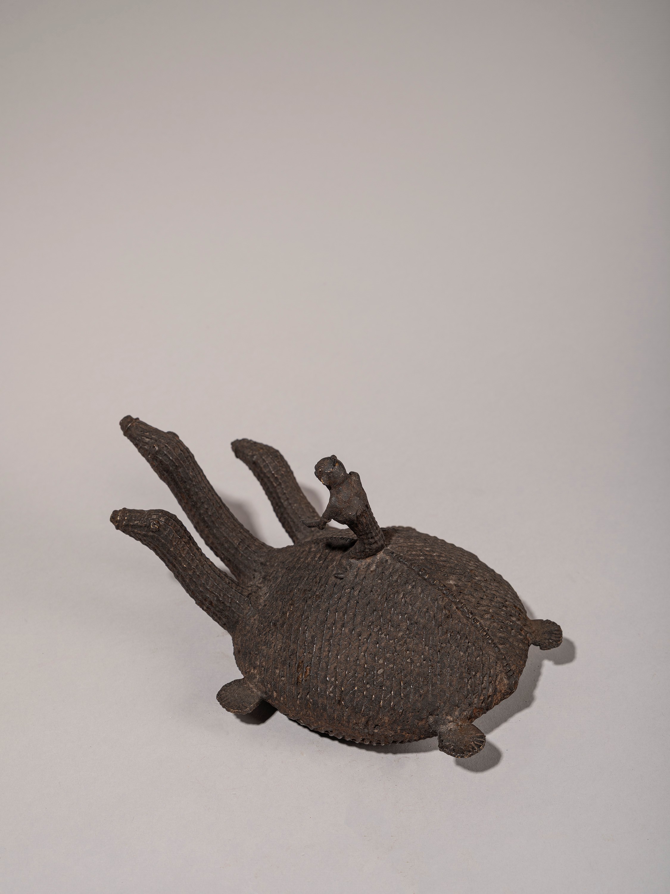 FIGURA TRICEFALA IN BRONZO KOND RAFFIGURANTE TARTARUGA CON FIGURA SUL DORSO