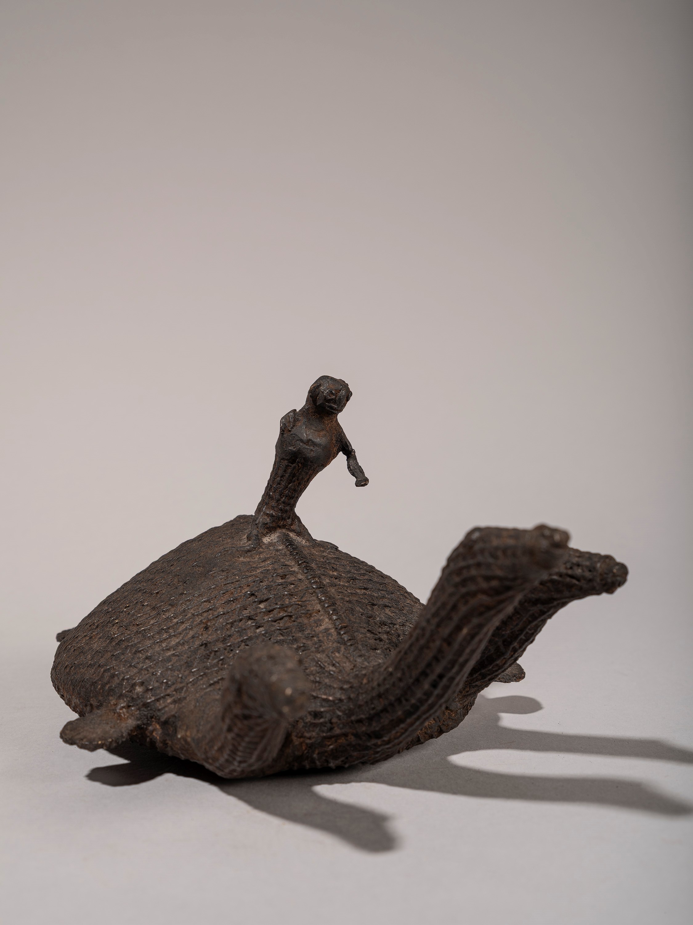 FIGURA TRICEFALA IN BRONZO KOND RAFFIGURANTE TARTARUGA CON FIGURA SUL DORSO
