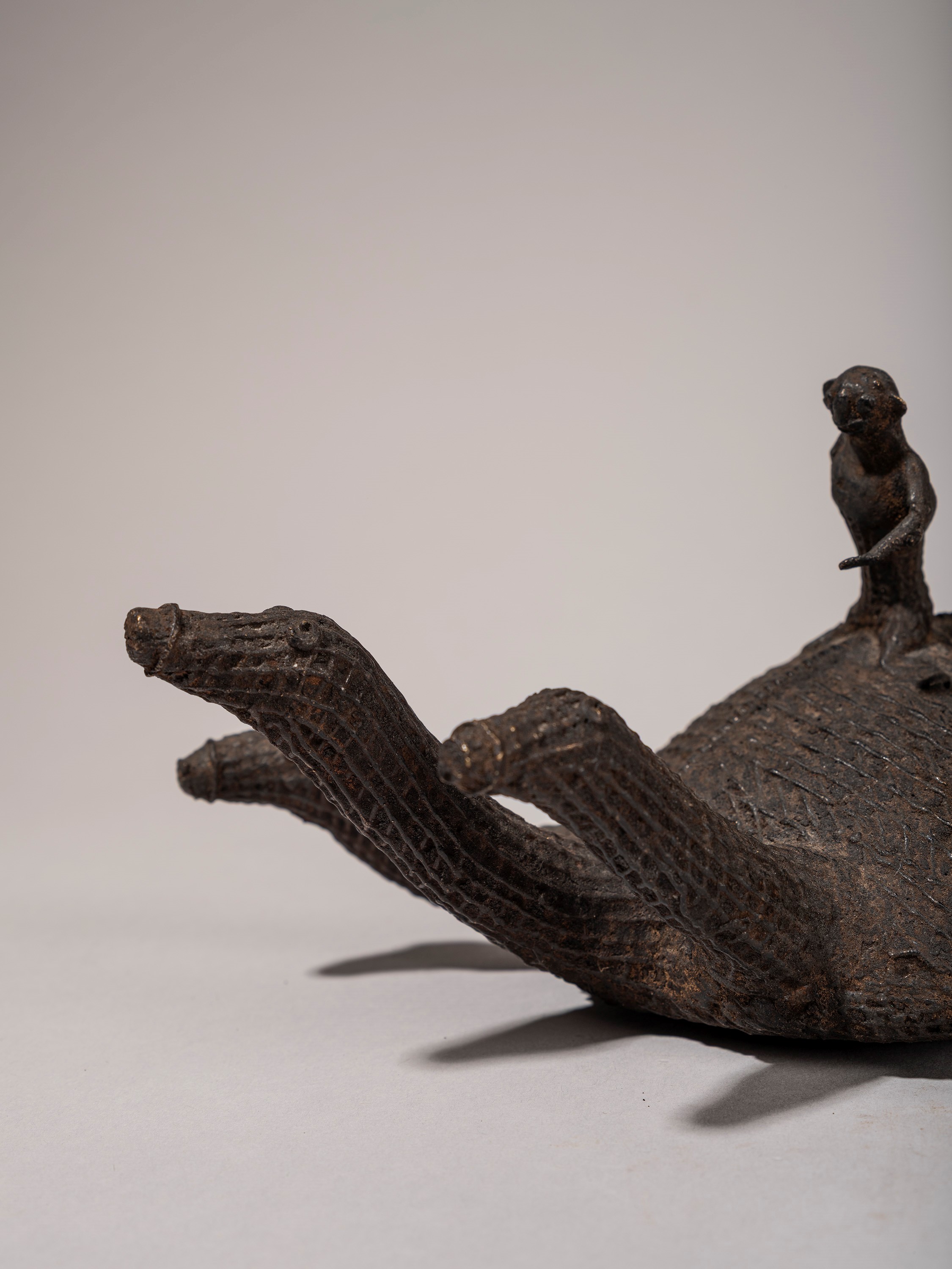 FIGURA TRICEFALA IN BRONZO KOND RAFFIGURANTE TARTARUGA CON FIGURA SUL DORSO