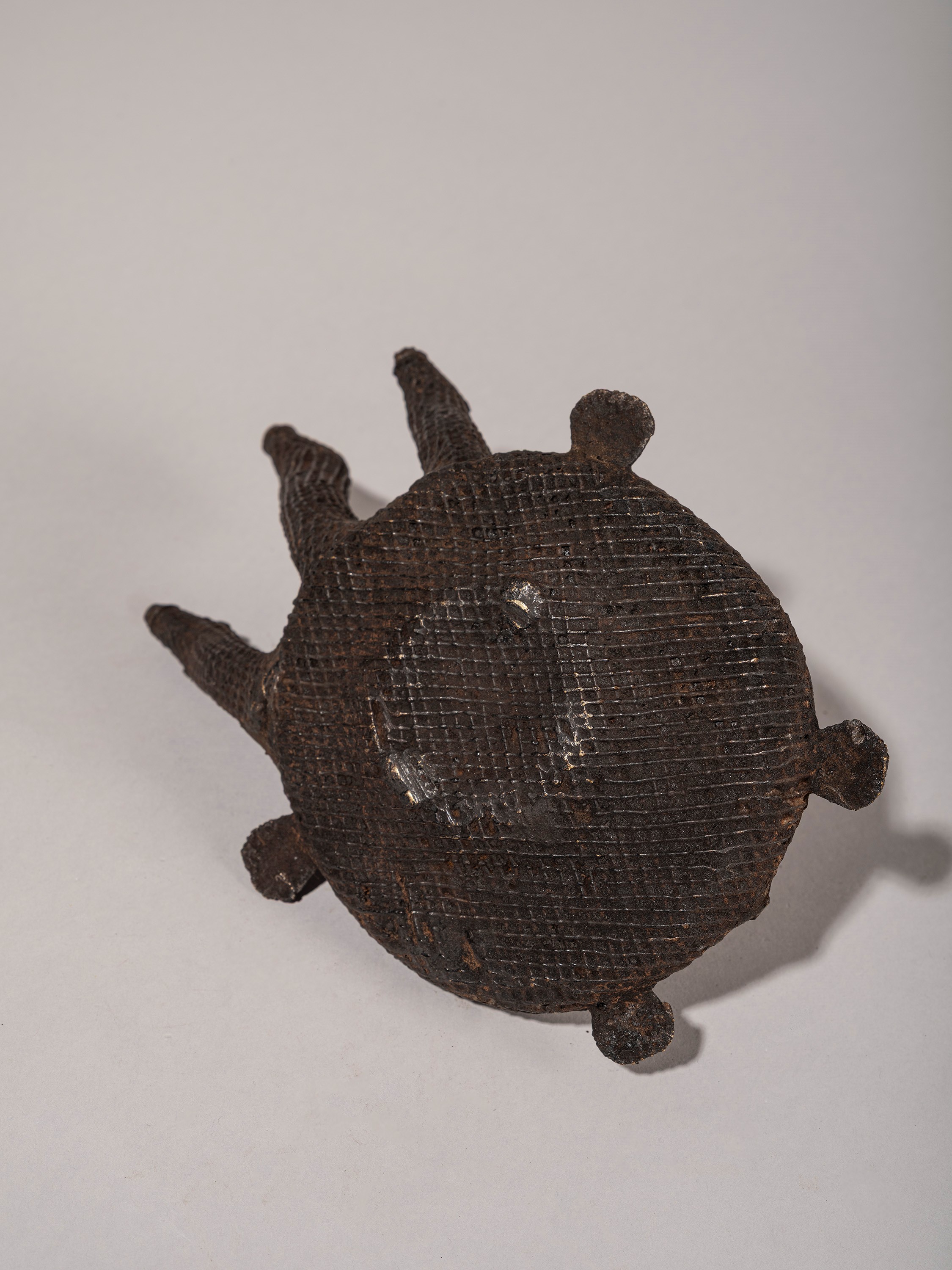 FIGURA TRICEFALA IN BRONZO KOND RAFFIGURANTE TARTARUGA CON FIGURA SUL DORSO