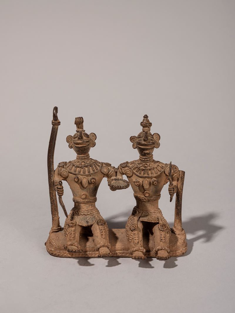 SCULTURA IN BRONZO RAFFIGURANTE DUE FIGURE ASSISE BASTAR