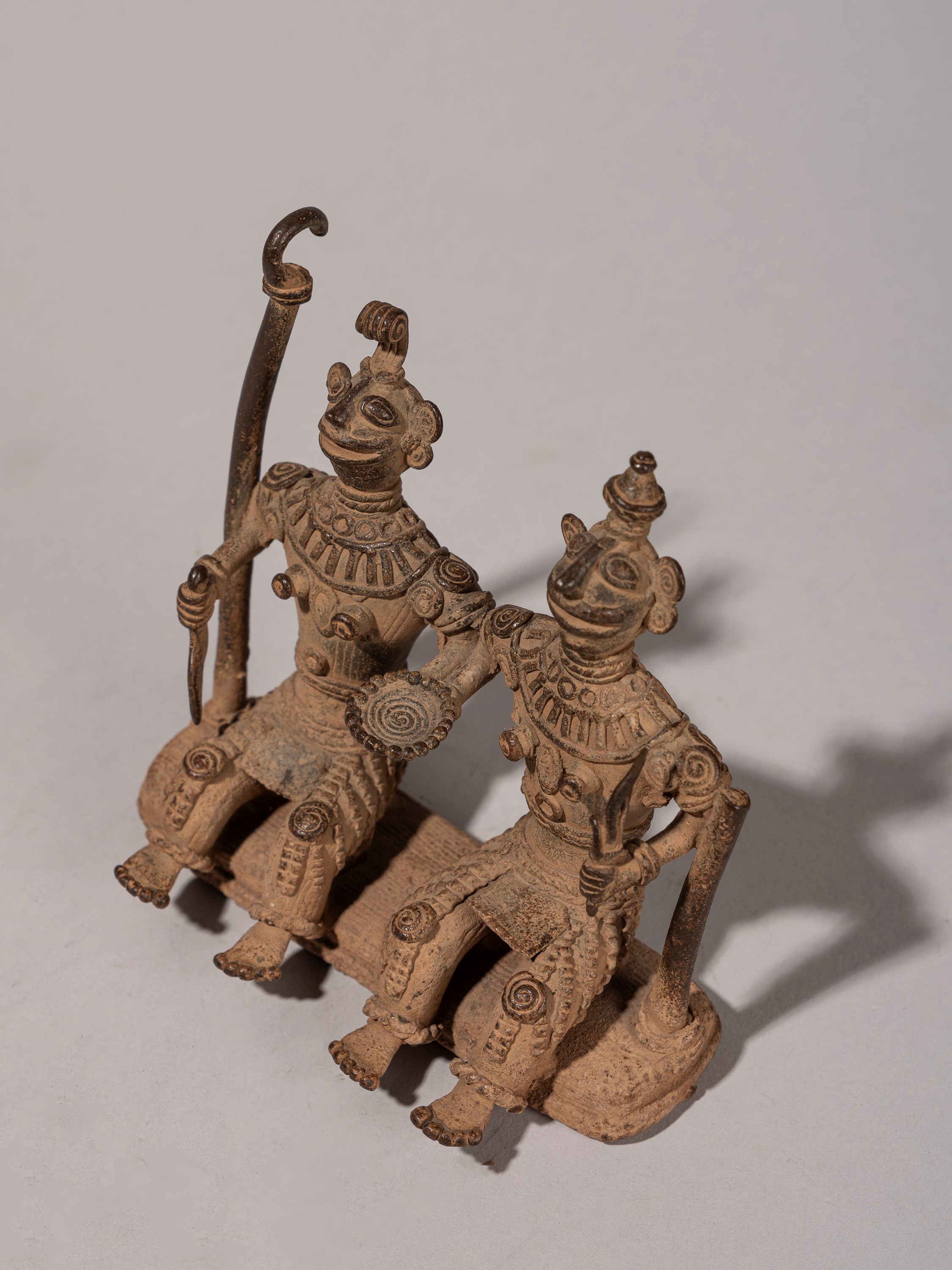 SCULTURA IN BRONZO RAFFIGURANTE DUE FIGURE ASSISE BASTAR