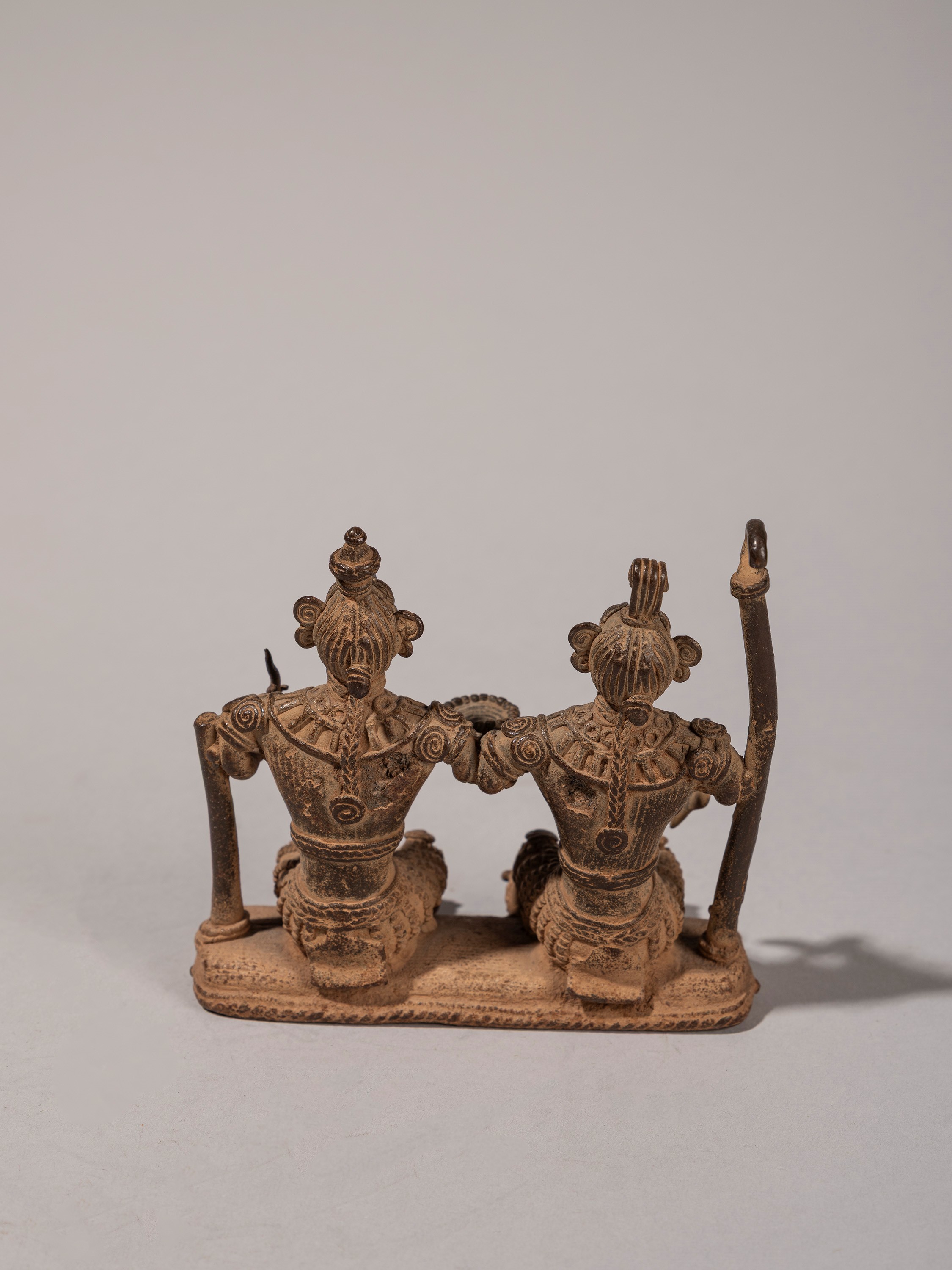 SCULTURA IN BRONZO RAFFIGURANTE DUE FIGURE ASSISE BASTAR