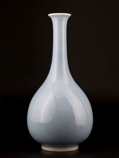 Vaso in porcellana monocroma clair-de-lune, Cina, dinastia Qing, fine XIX secolo