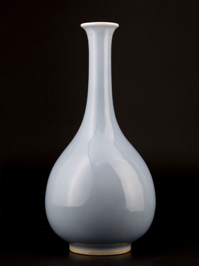 Vaso in porcellana monocroma clair-de-lune, Cina, dinastia Qing, fine XIX secolo