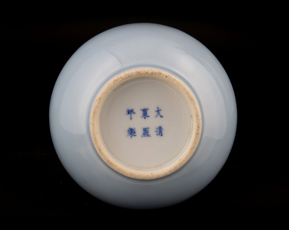 Vaso in porcellana monocroma clair-de-lune, Cina, dinastia Qing, fine XIX secolo