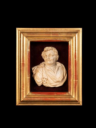 Mezzo busto maschile in avorio, cornice intagliata e dorata, prima metà del XVIII secolo