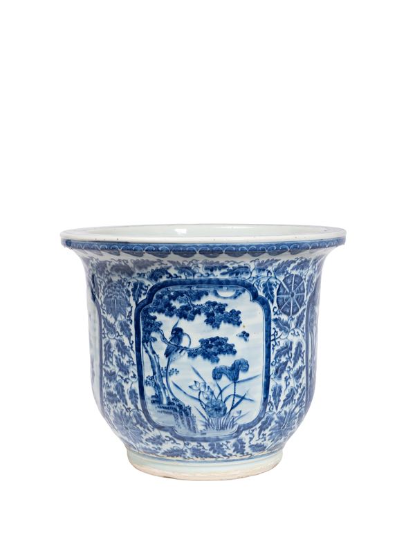 A BLUE AND WHITE PORCELAIN JARDINIERE