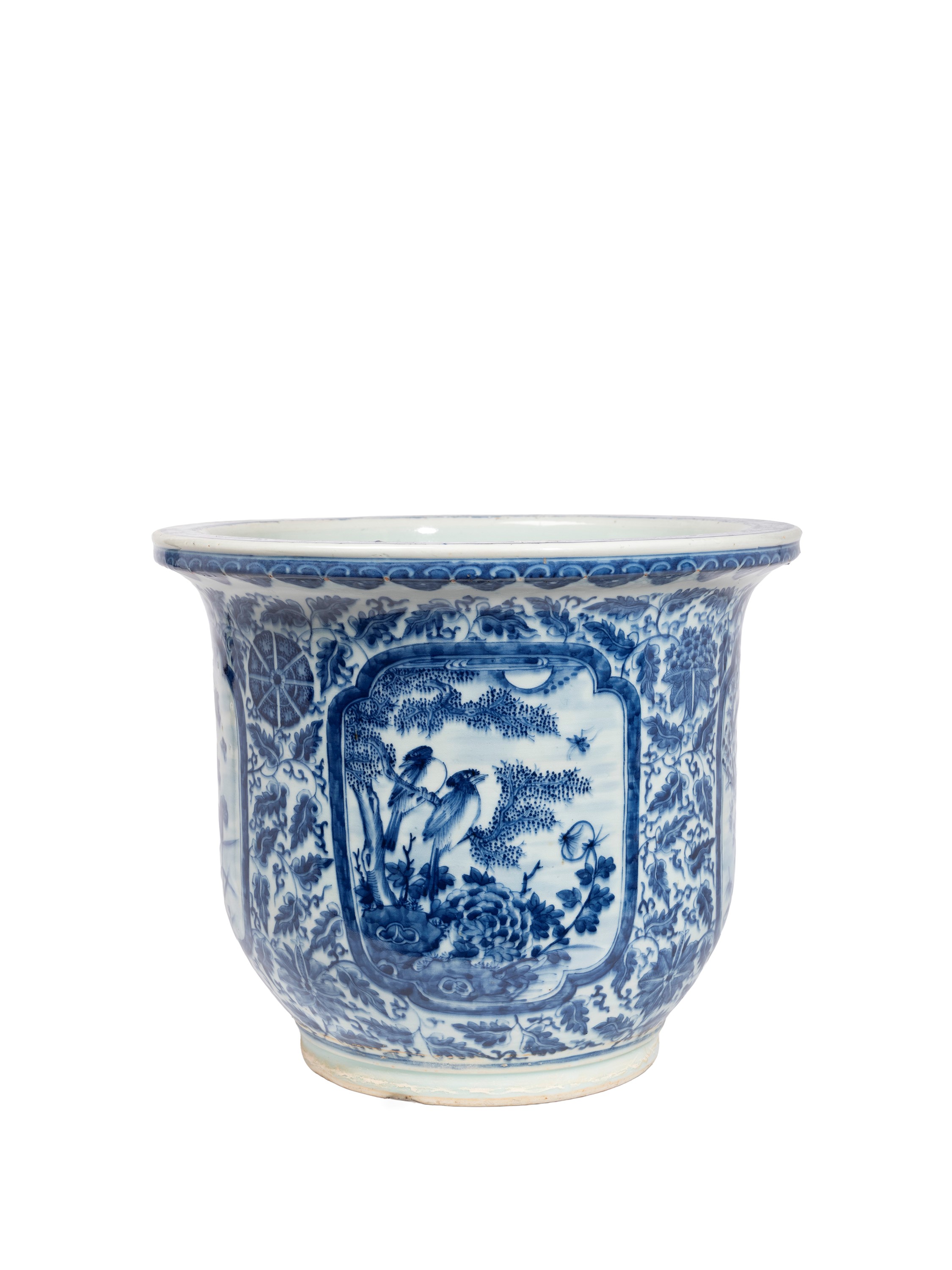 Cina, Dinastia Qing (XVIII/XIX secolo), Fioriera in porcellana bianca e blu decorata a riserve qu...