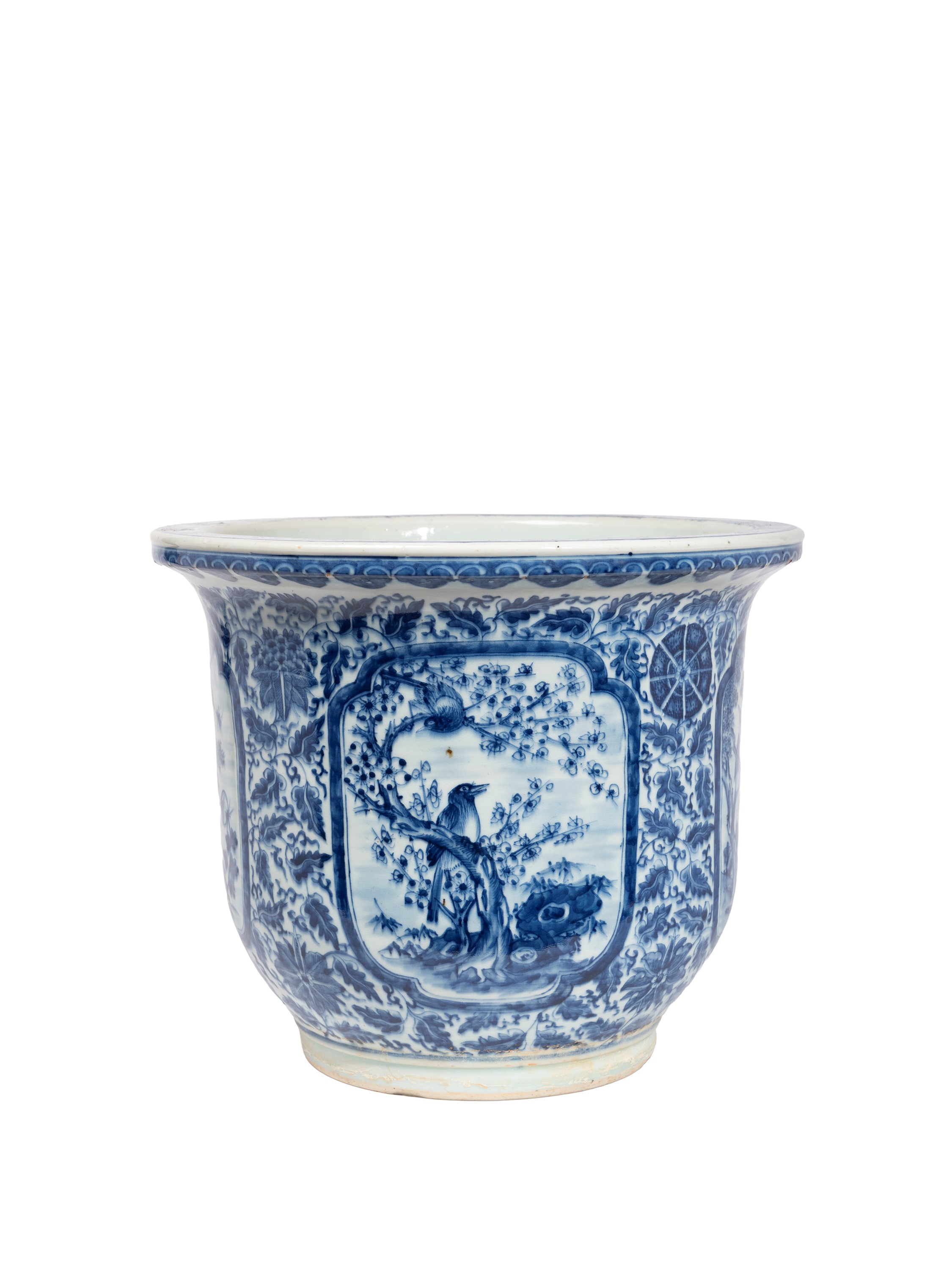 Cina, Dinastia Qing (XVIII/XIX secolo), Fioriera in porcellana bianca e blu decorata a riserve qu...