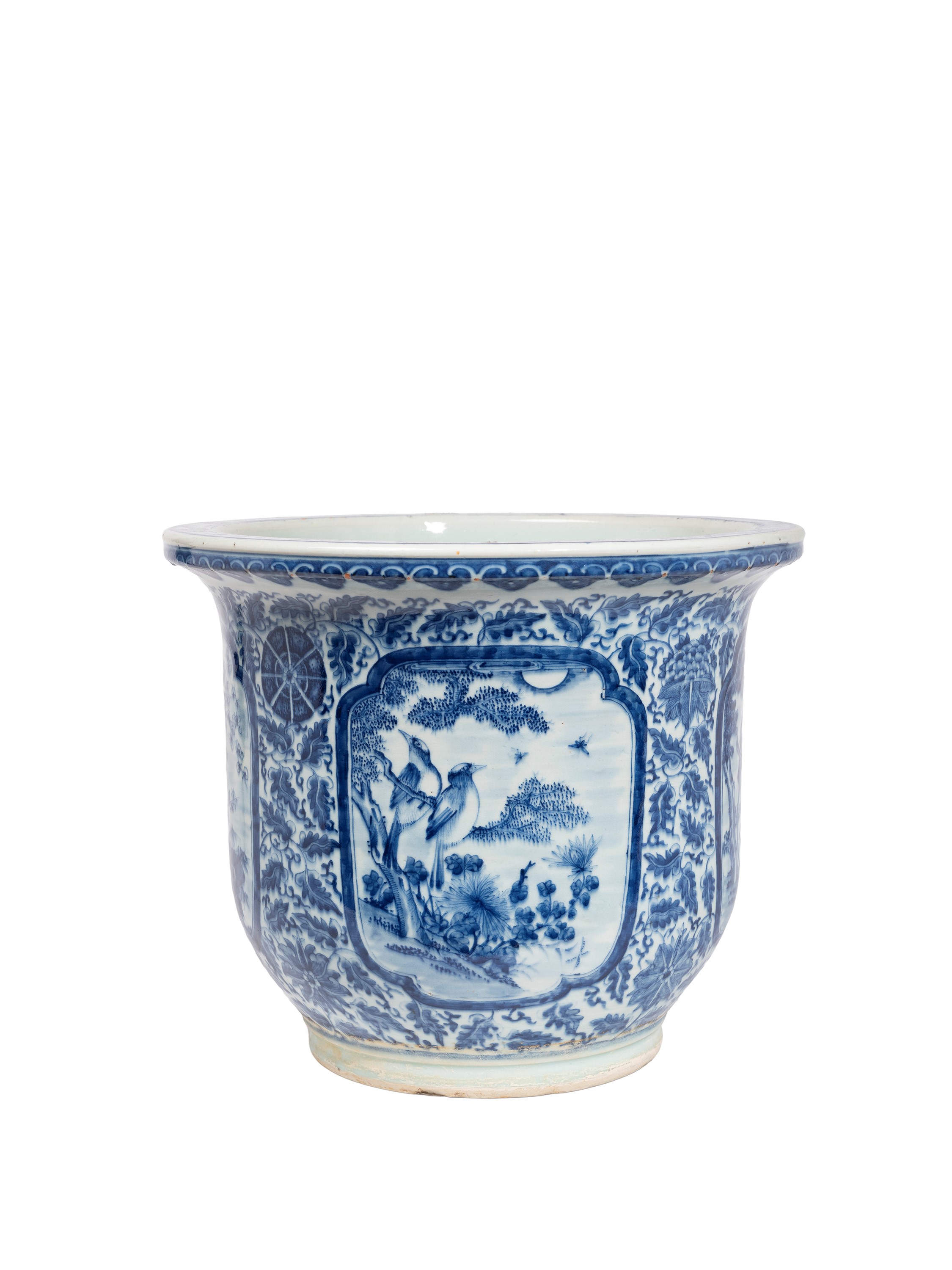 Cina, Dinastia Qing (XVIII/XIX secolo), Fioriera in porcellana bianca e blu decorata a riserve qu...