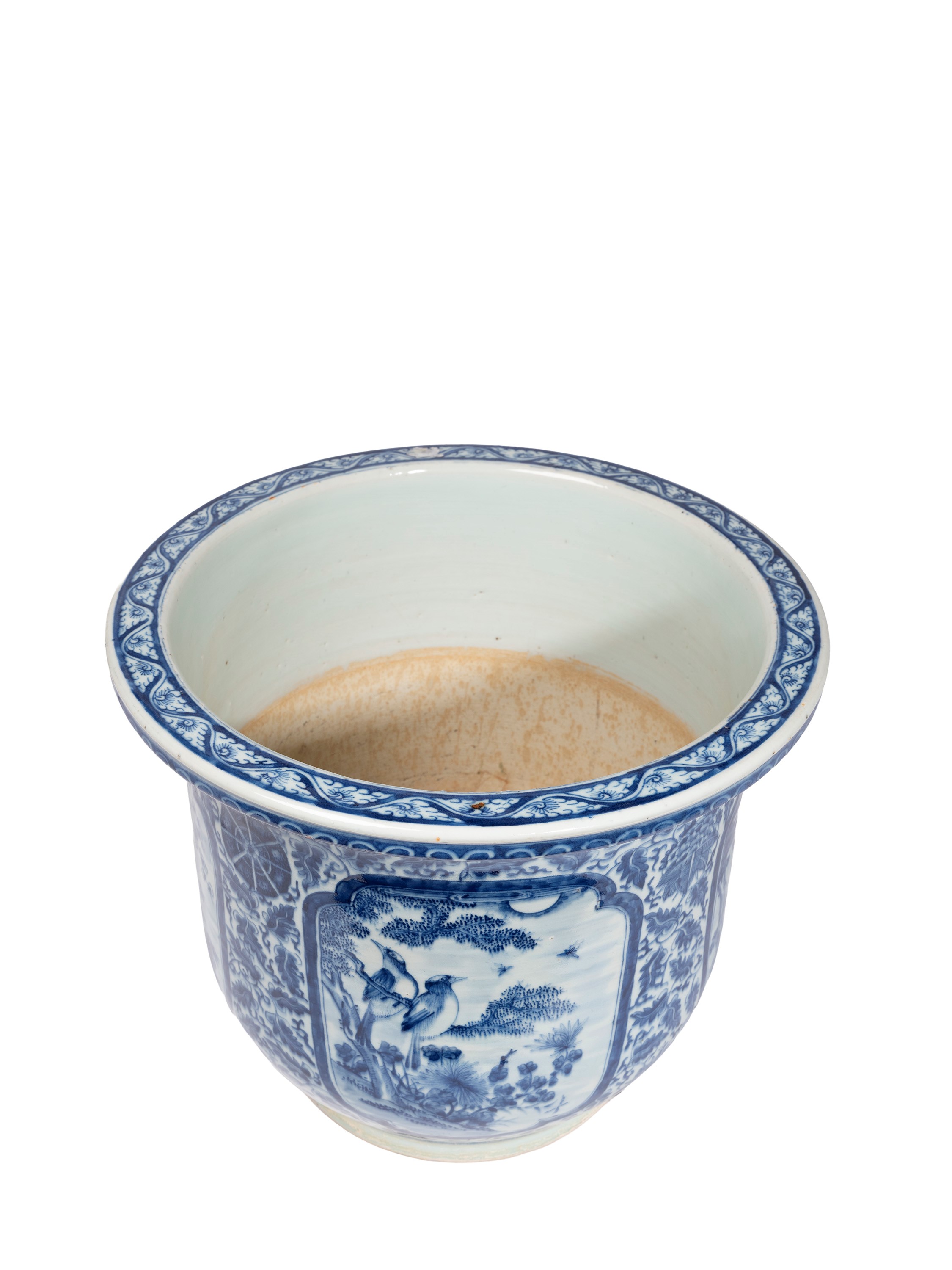 Cina, Dinastia Qing (XVIII/XIX secolo), Fioriera in porcellana bianca e blu decorata a riserve qu...