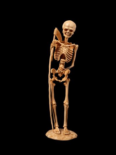 Memento mori, Vanitas figurante scheletro con falce e clessidra, Germania, XIX secolo