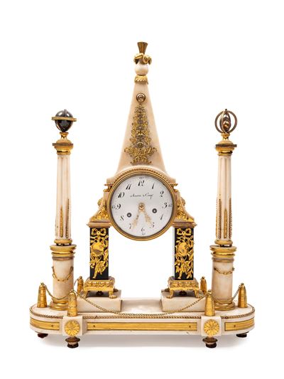 Pendola a portico con obelisco, cassa in marmo bianco e nero e applicazioni in bronzo dorato, XVI...