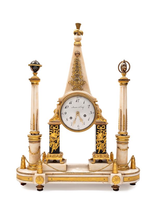 PENDOLA A PORTICO DI EPOCA LUIGI XVI CON OBELISCO