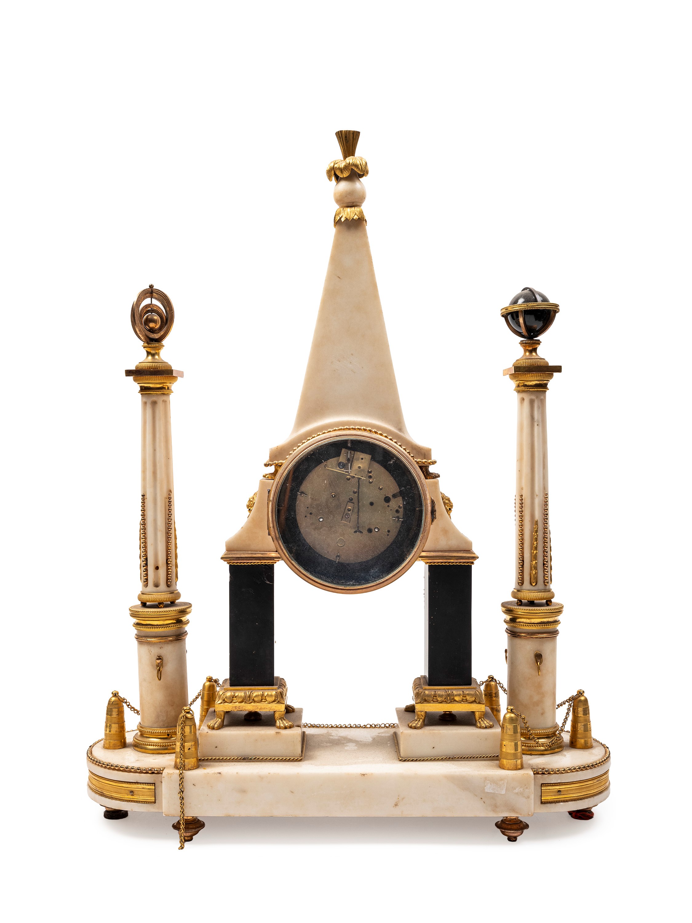 Pendola a portico con obelisco, cassa in marmo bianco e nero e applicazioni in bronzo dorato, XVI...