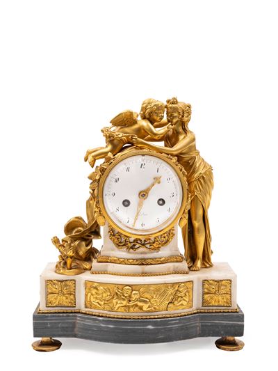 Pendola figurativa, Venere che abbraccia Cupido, bronzo dorato al mercurio con base in marmo, mec...
